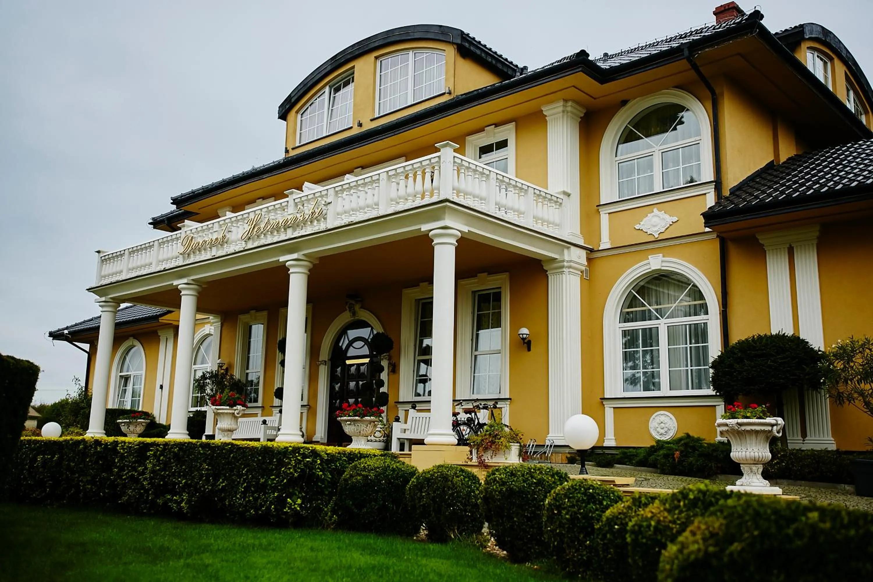 Facade/entrance in Dworek Hetmanski