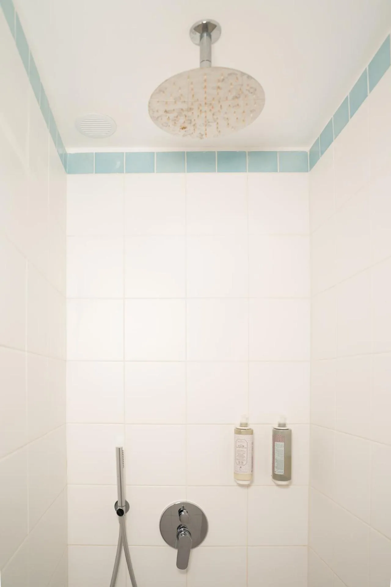 Shower in Hotel Ristorante Maga Circe