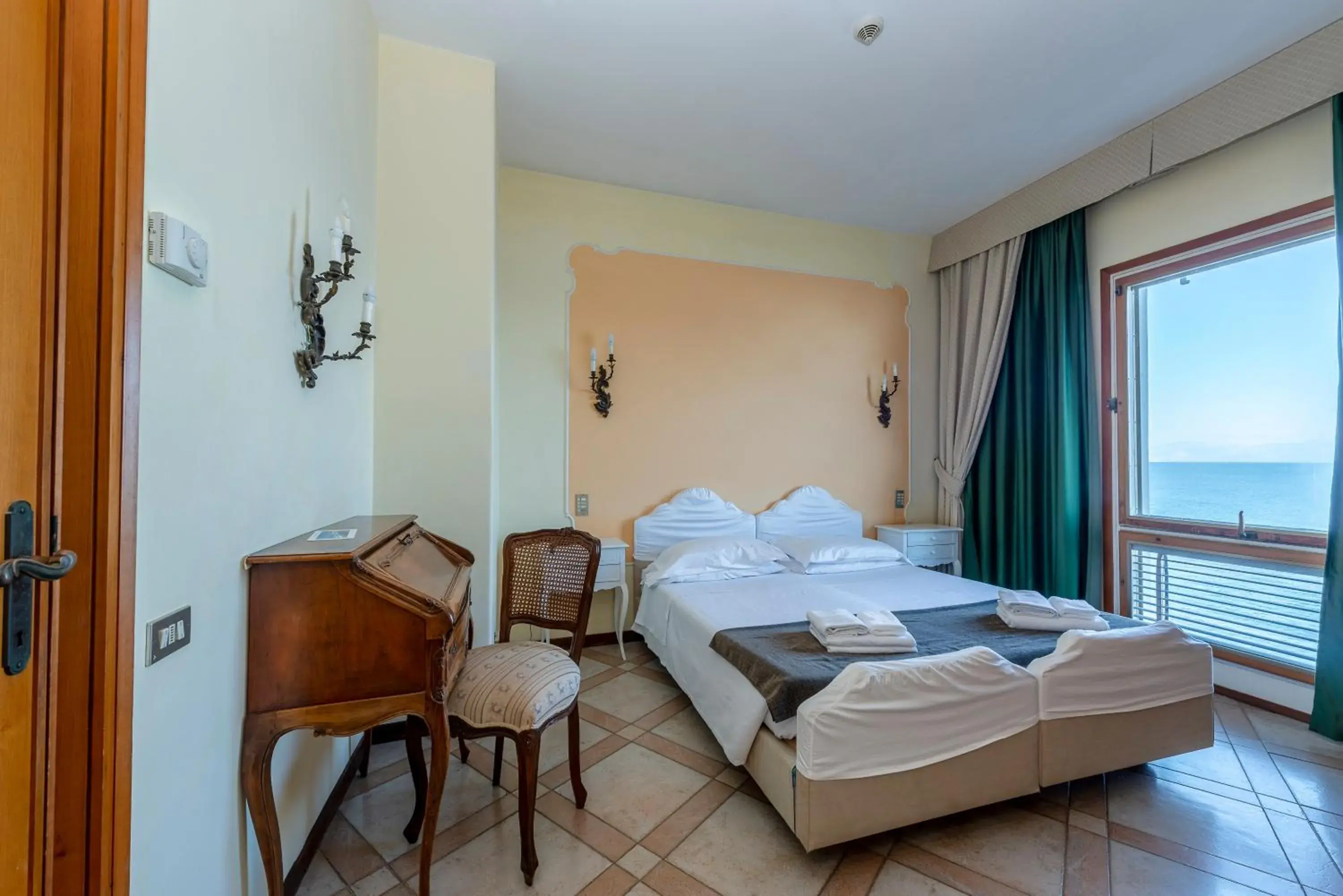 Triple Room with Sea View in Hotel Ristorante Maga Circe Triple Room with Sea View in Hotel Ristorante Maga Circe