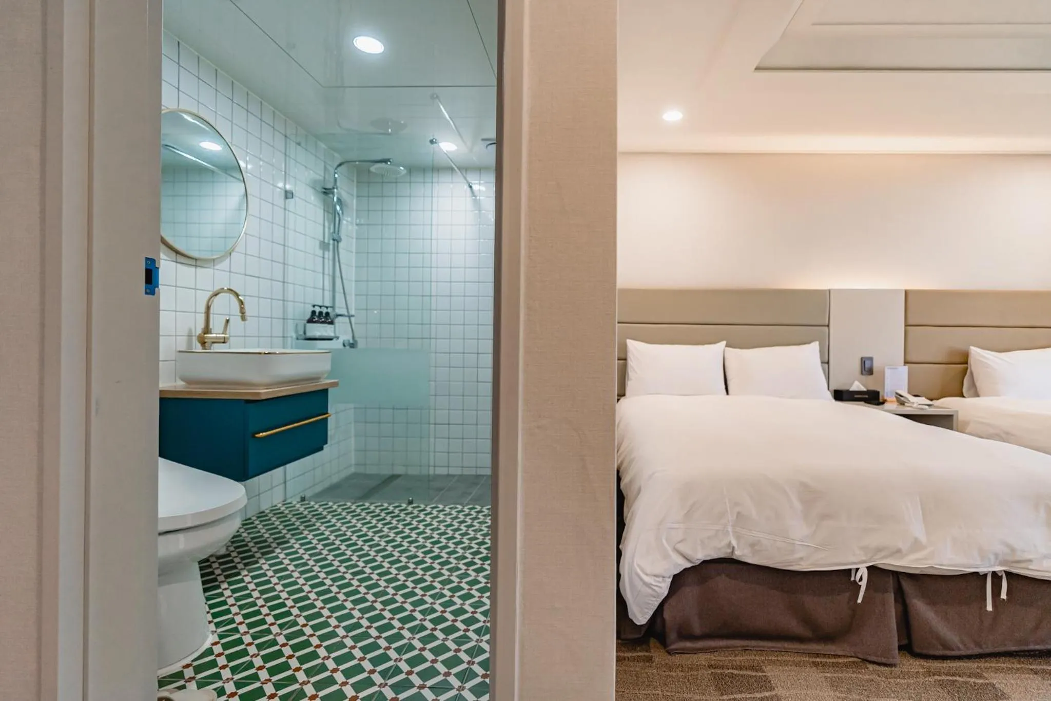 Shower, Bed in Cocoon Hotel
