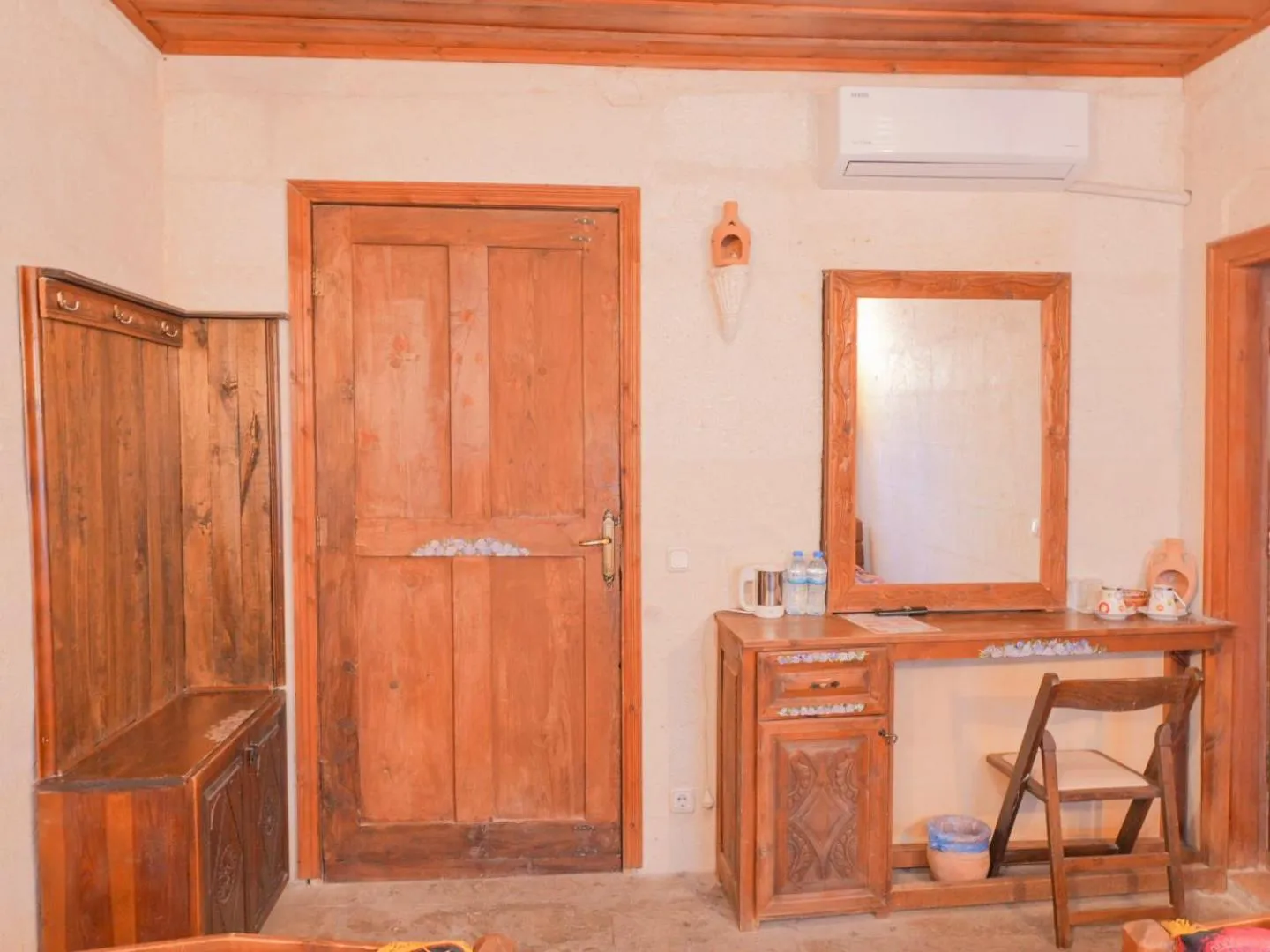 Photo of the whole room in Kismet Cave House