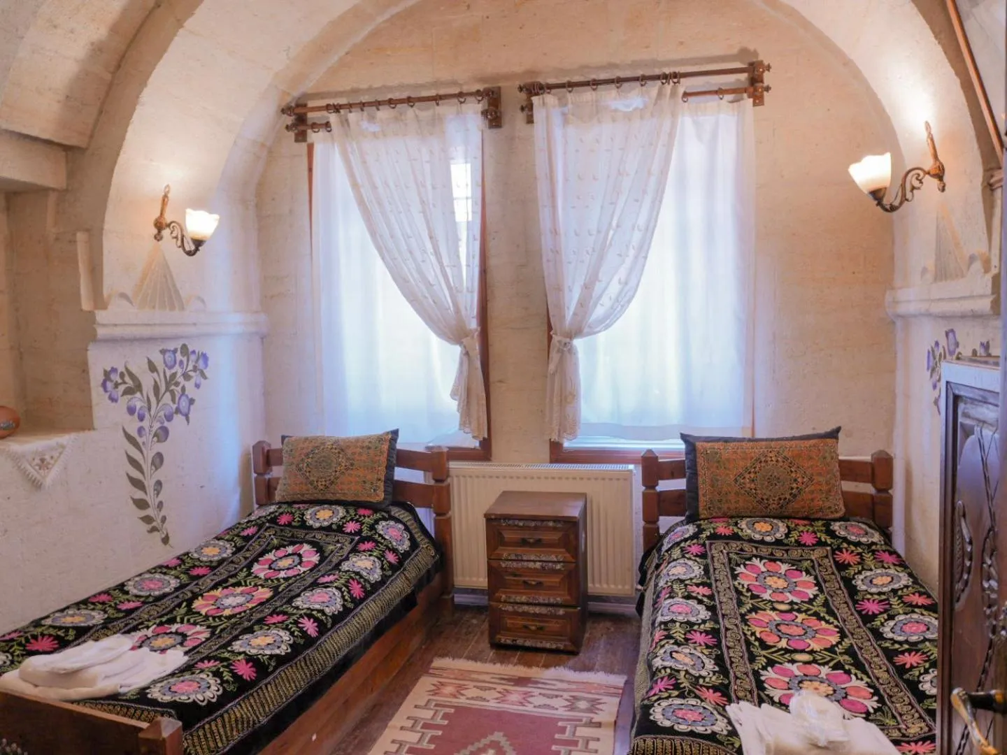Photo of the whole room, Bed in Kismet Cave House