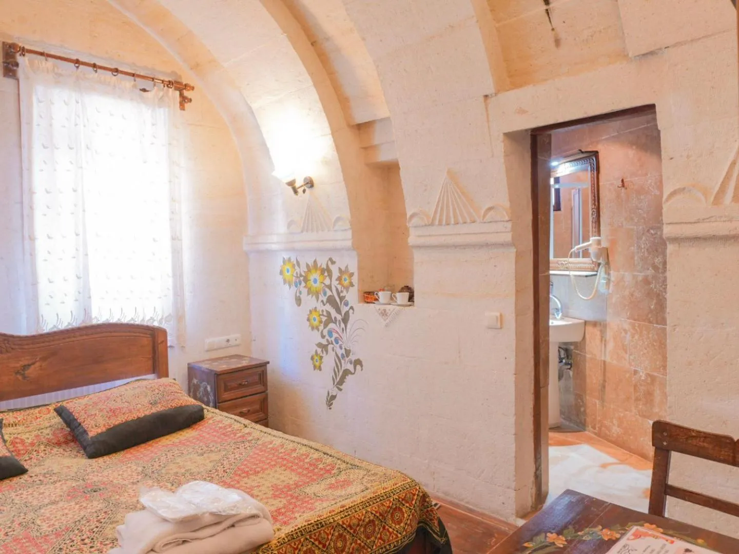 Photo of the whole room, Bed in Kismet Cave House