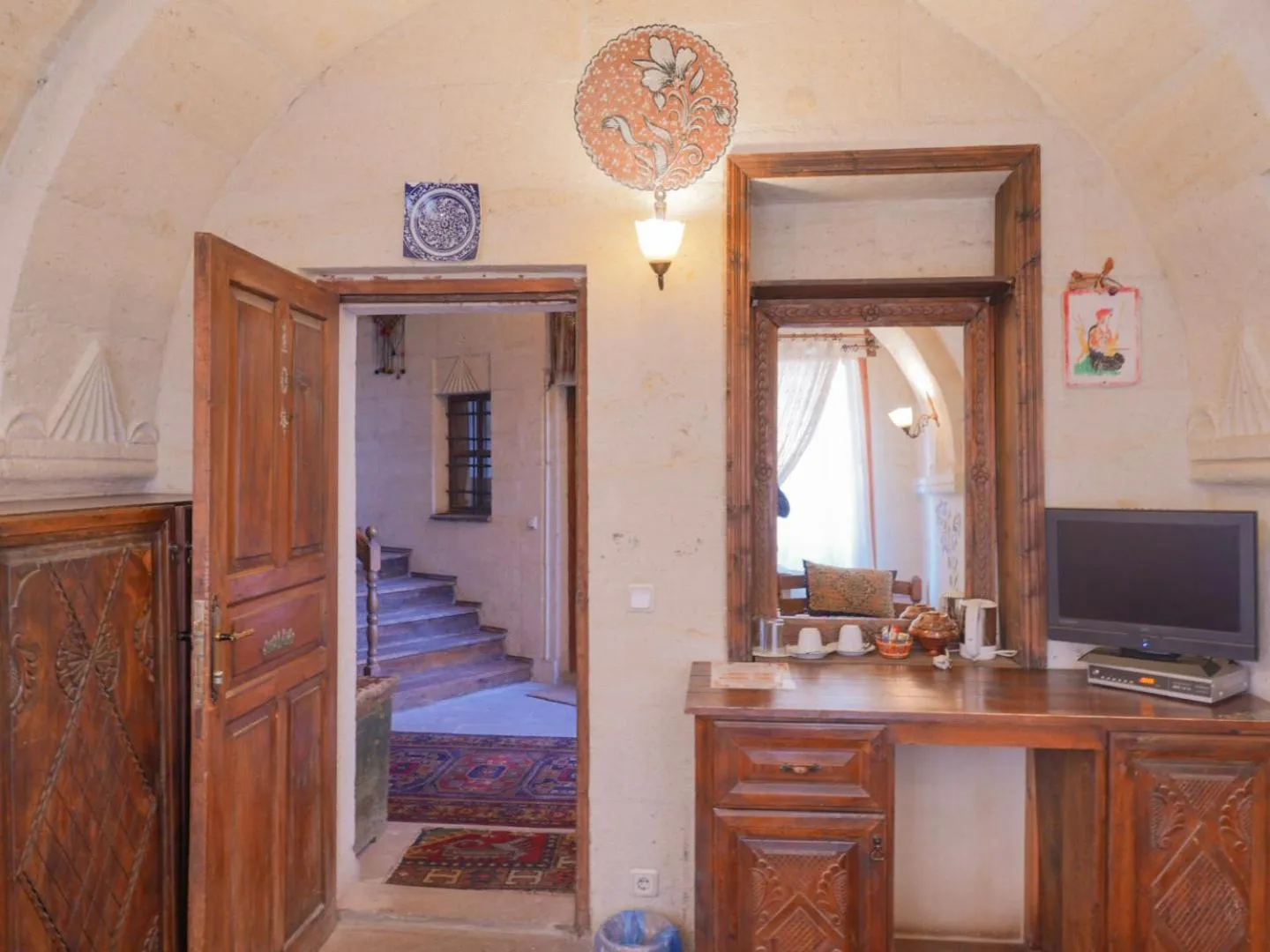 Photo of the whole room in Kismet Cave House