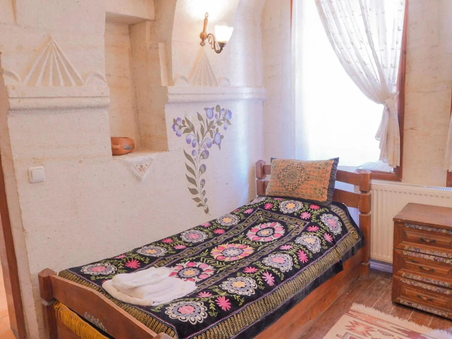 Bed in Kismet Cave House