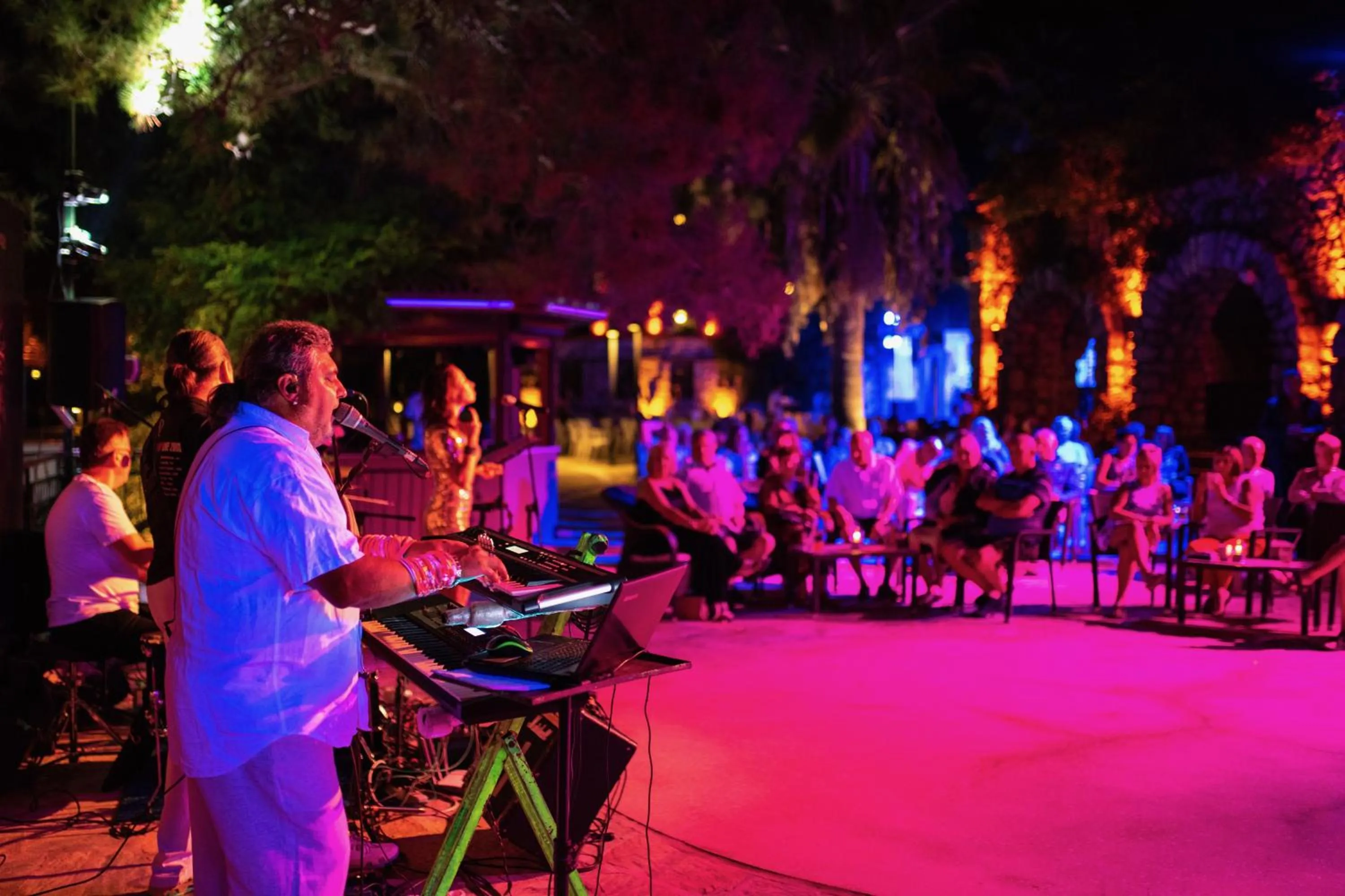 Evening entertainment in Montana Pine Resort - All Inclusive