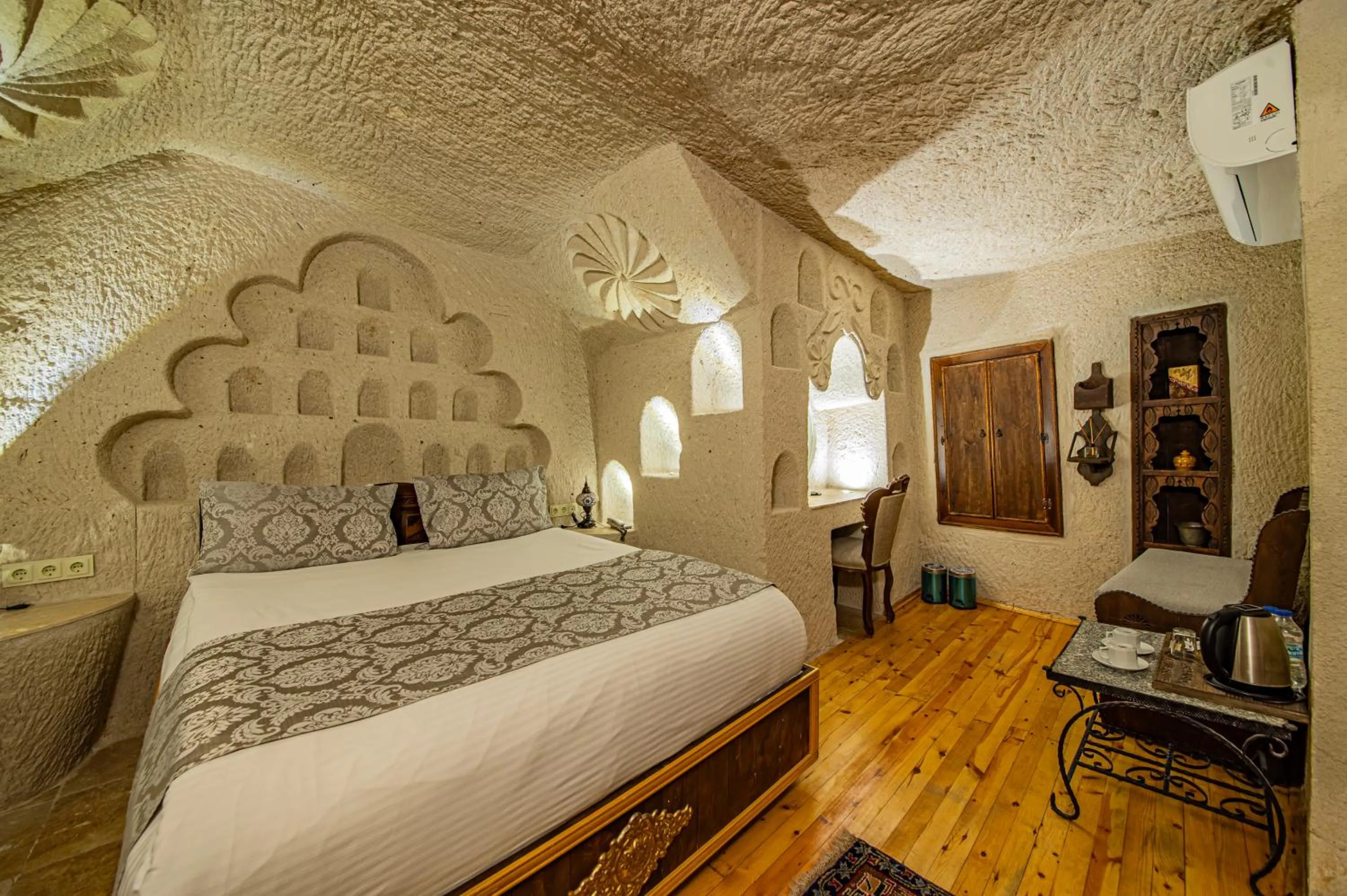Photo of the whole room, Bed in Ascension Cave Suites - Special Class