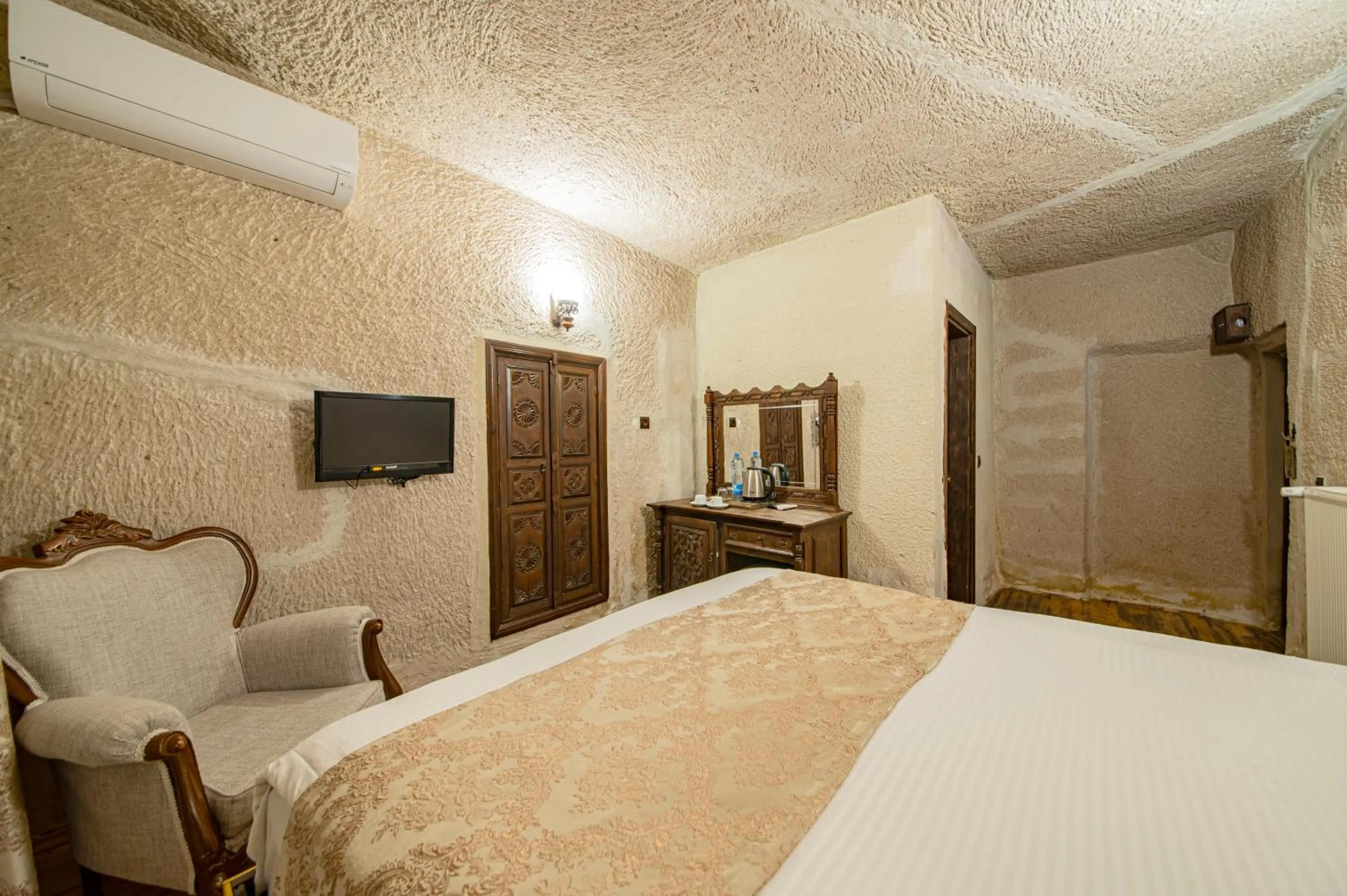 Photo of the whole room, Bed in Ascension Cave Suites - Special Class