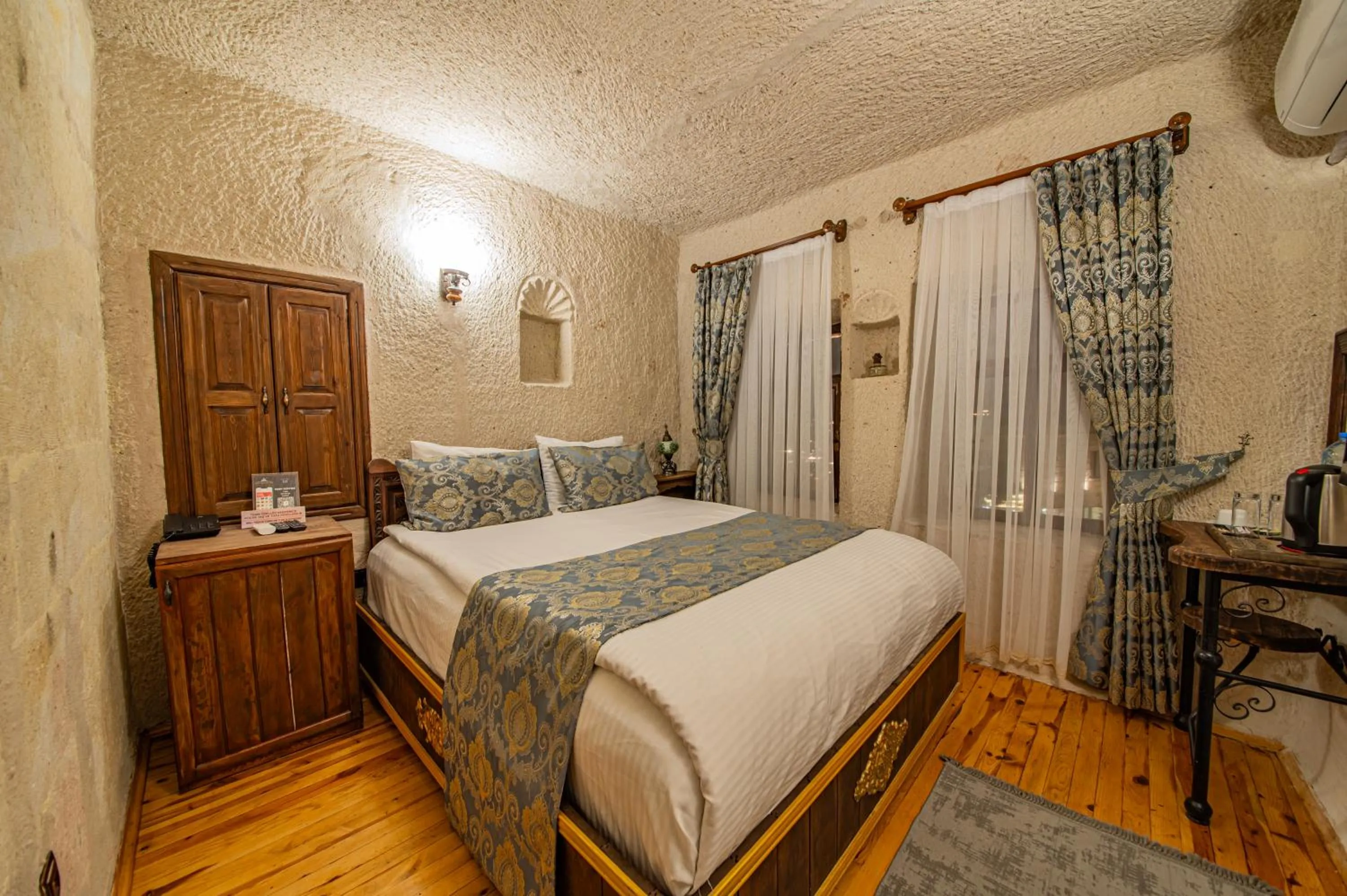 Photo of the whole room, Bed in Ascension Cave Suites - Special Class