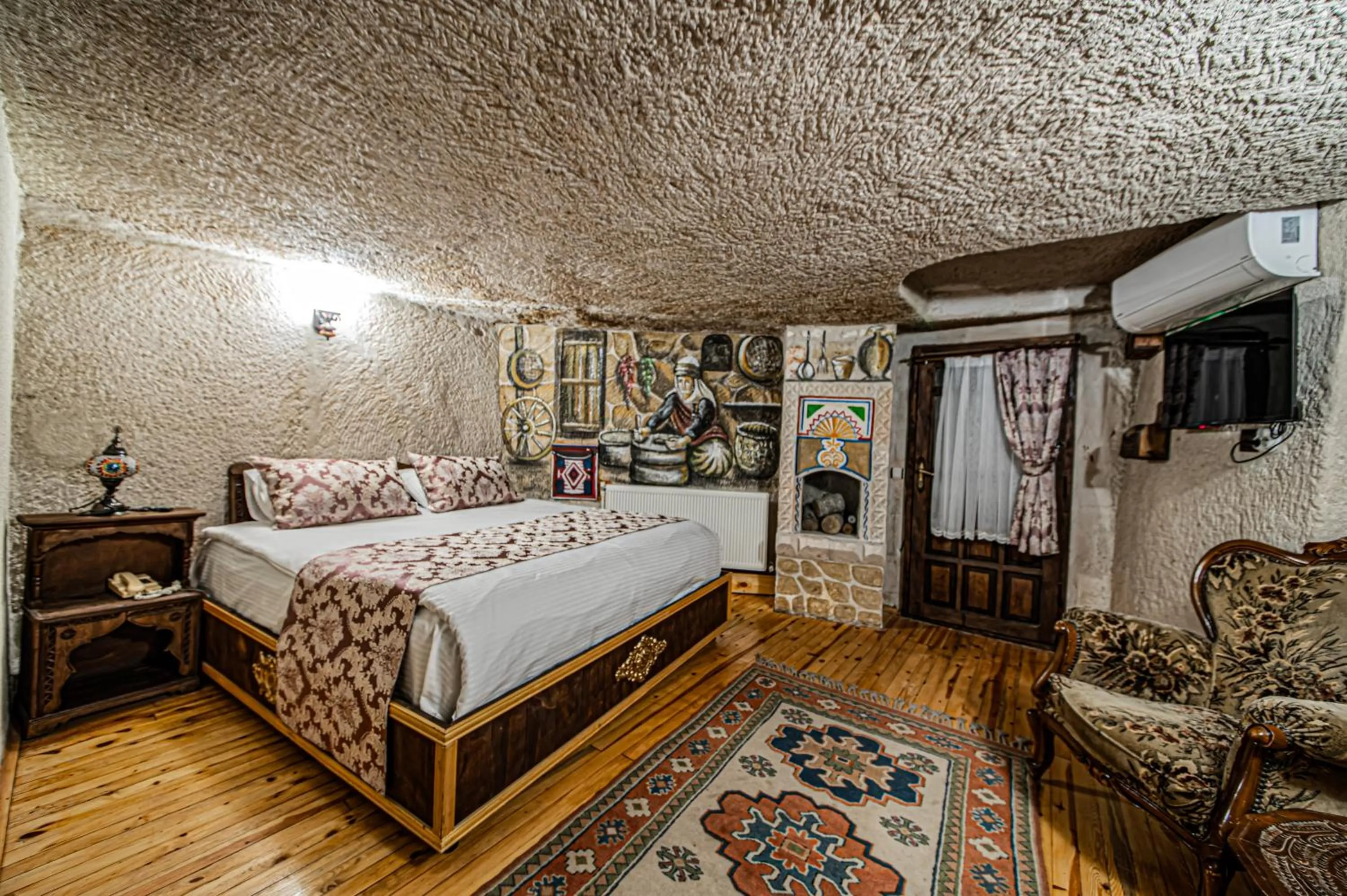 Photo of the whole room, Bed in Ascension Cave Suites - Special Class