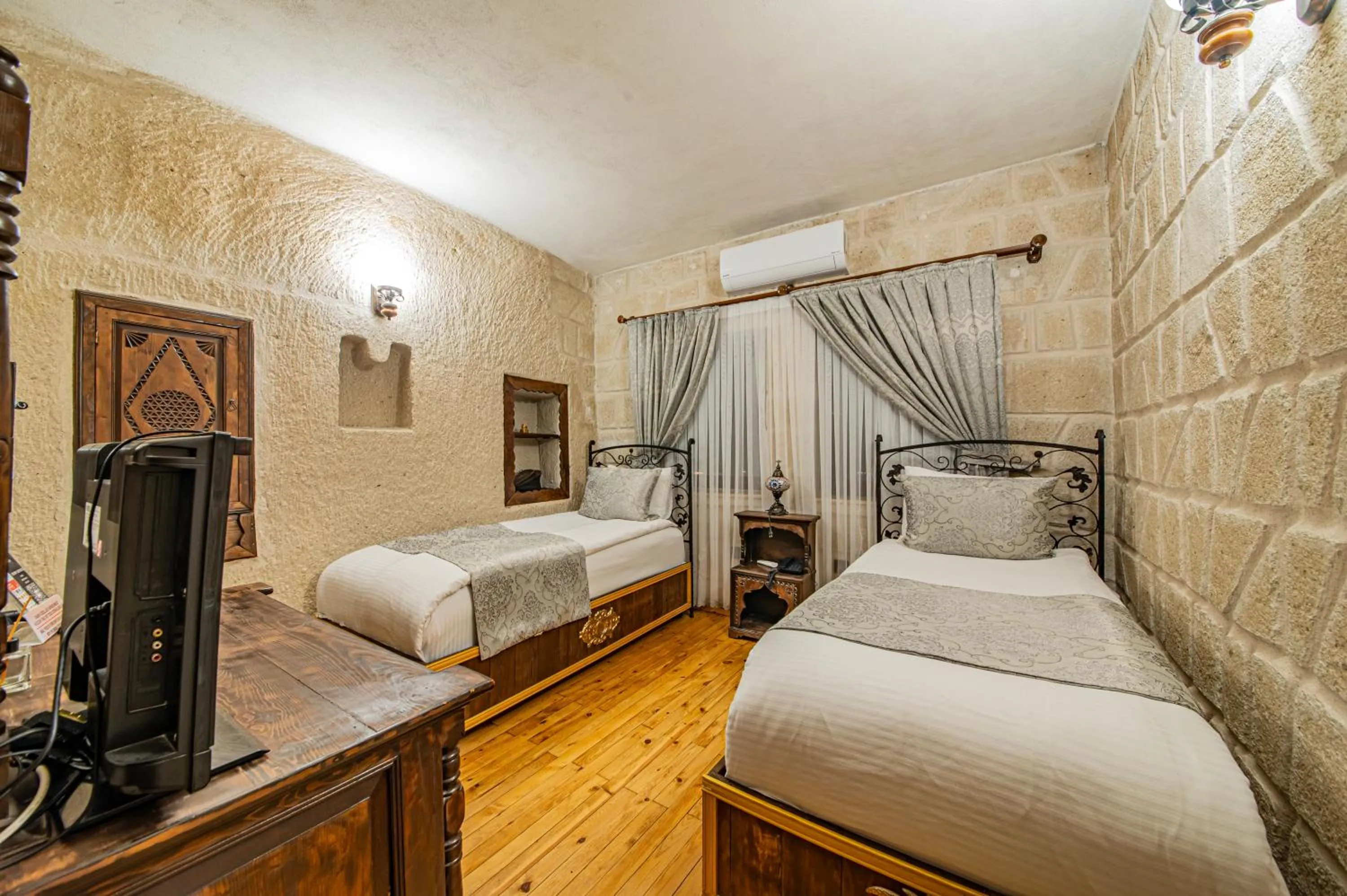 Photo of the whole room, Bed in Ascension Cave Suites - Special Class