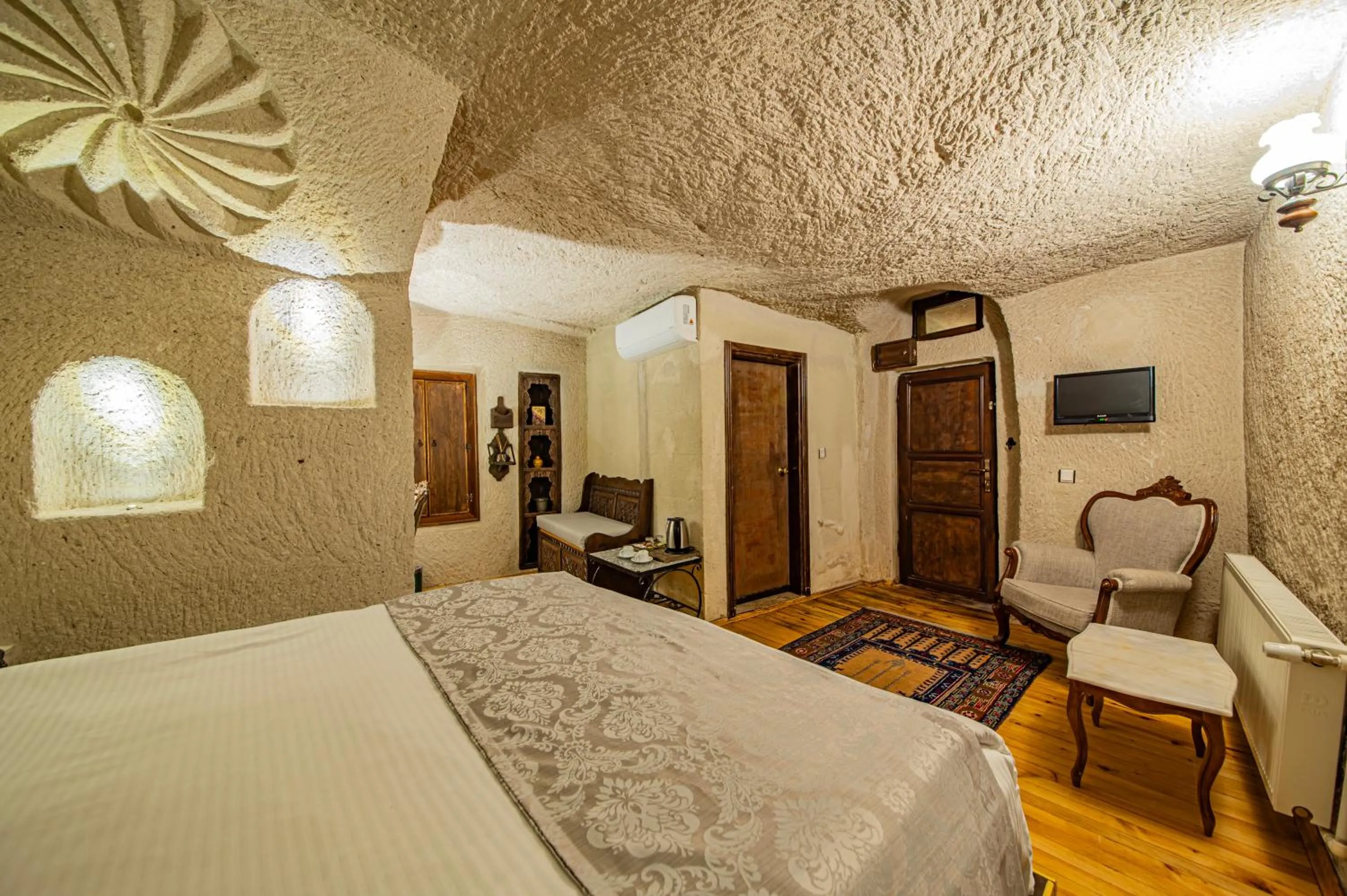 Photo of the whole room, Bed in Ascension Cave Suites - Special Class