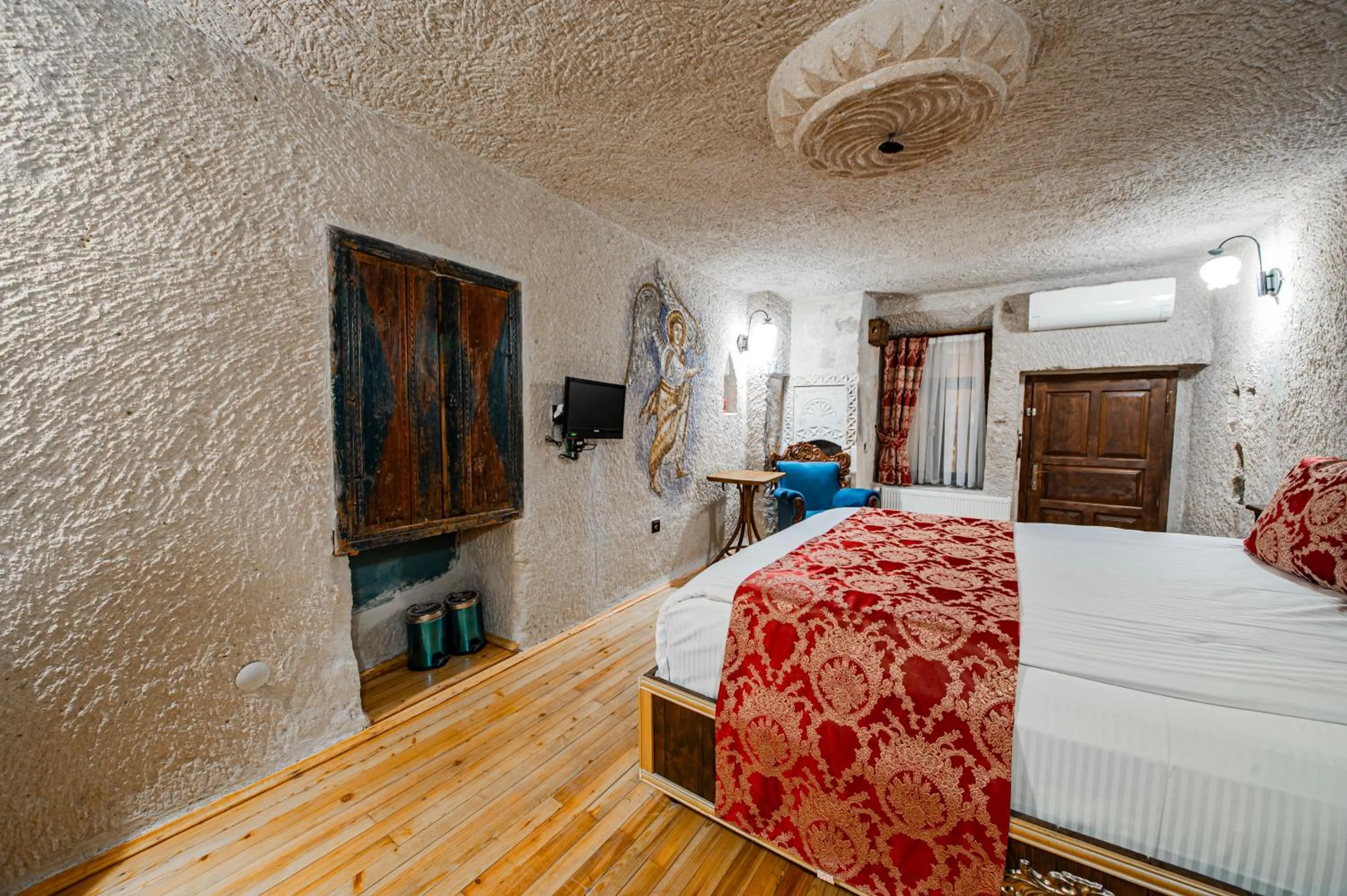 Photo of the whole room, Bed in Ascension Cave Suites - Special Class