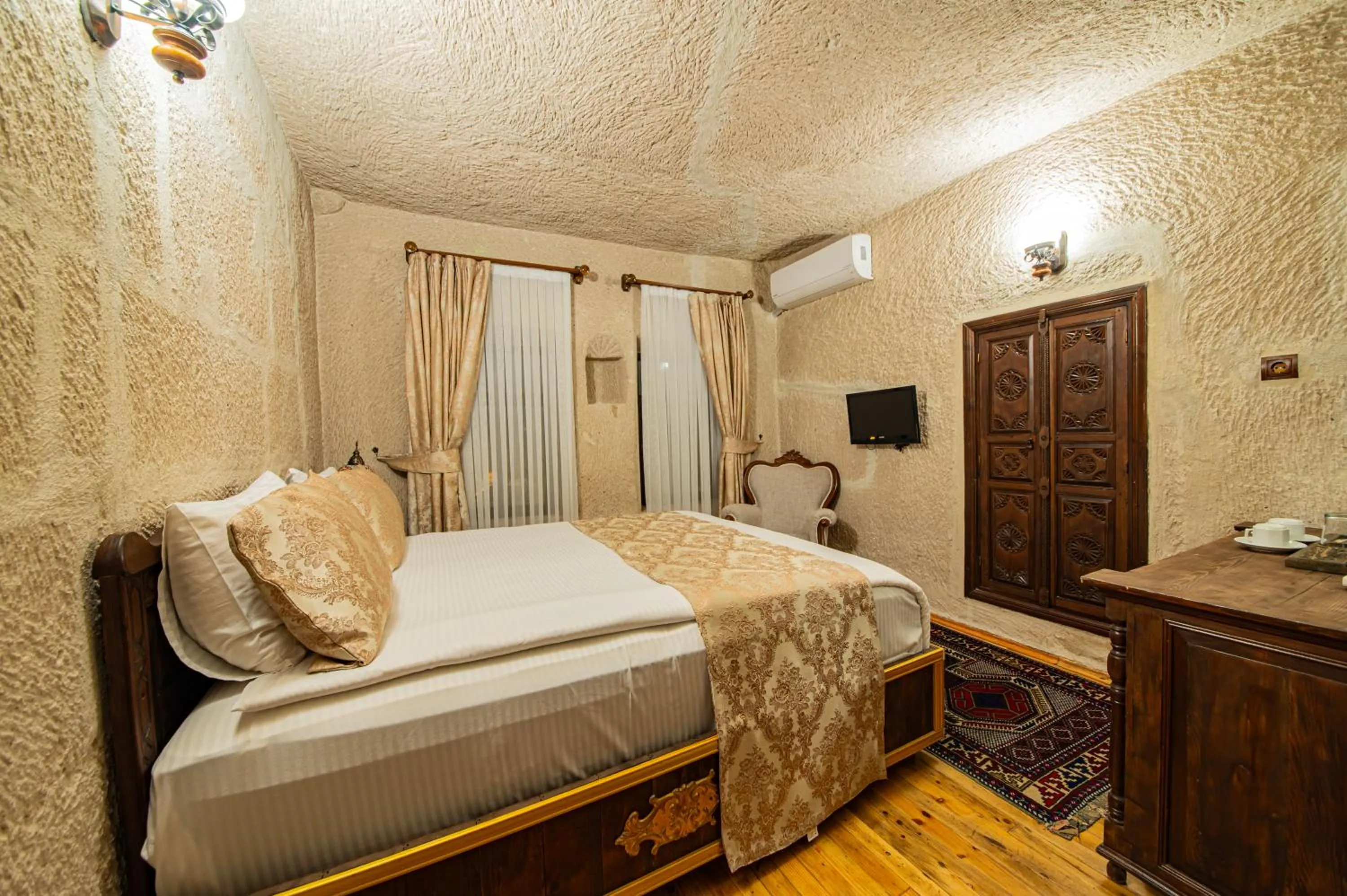 Photo of the whole room, Bed in Ascension Cave Suites - Special Class