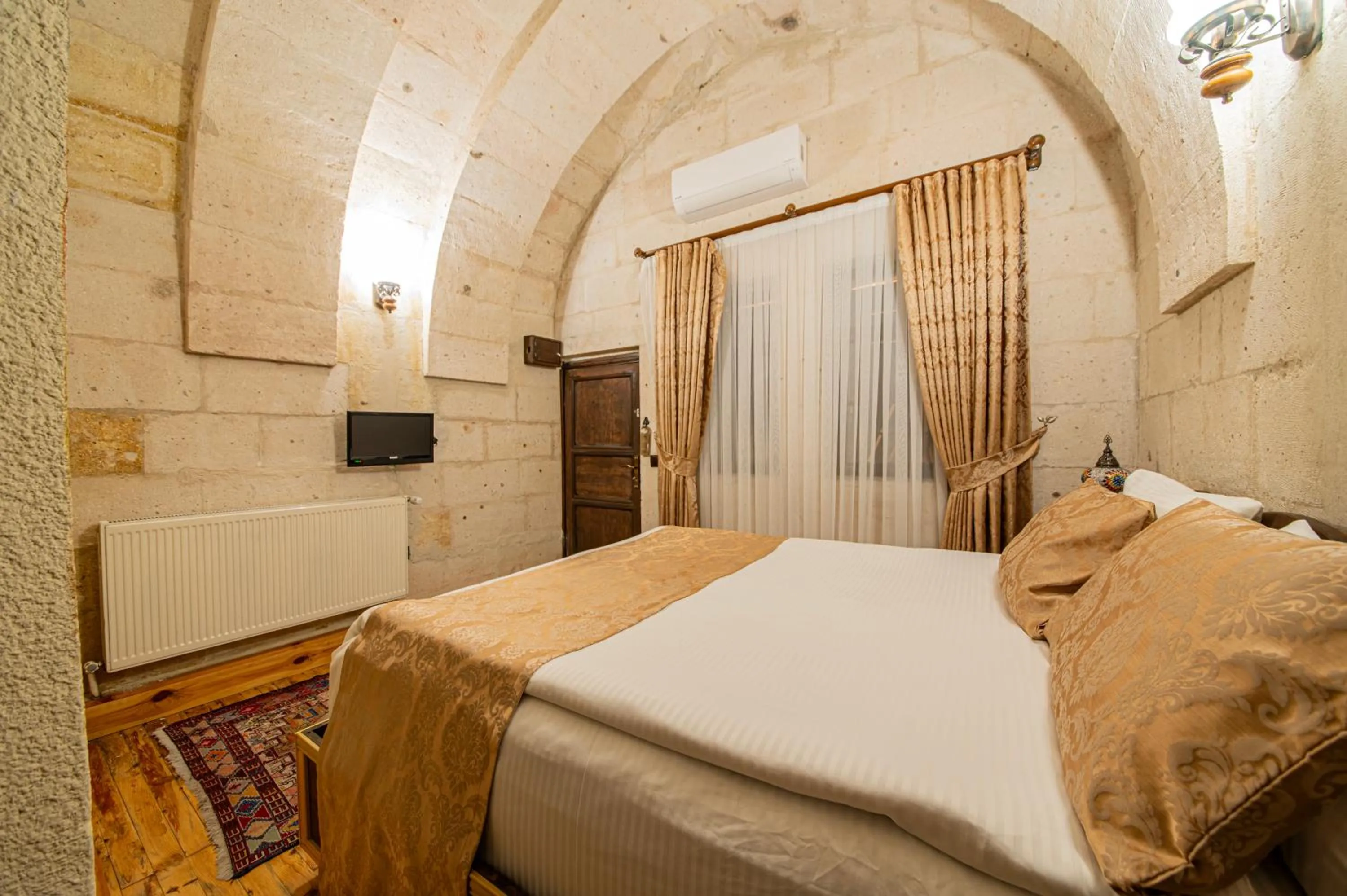 Photo of the whole room, Bed in Ascension Cave Suites - Special Class
