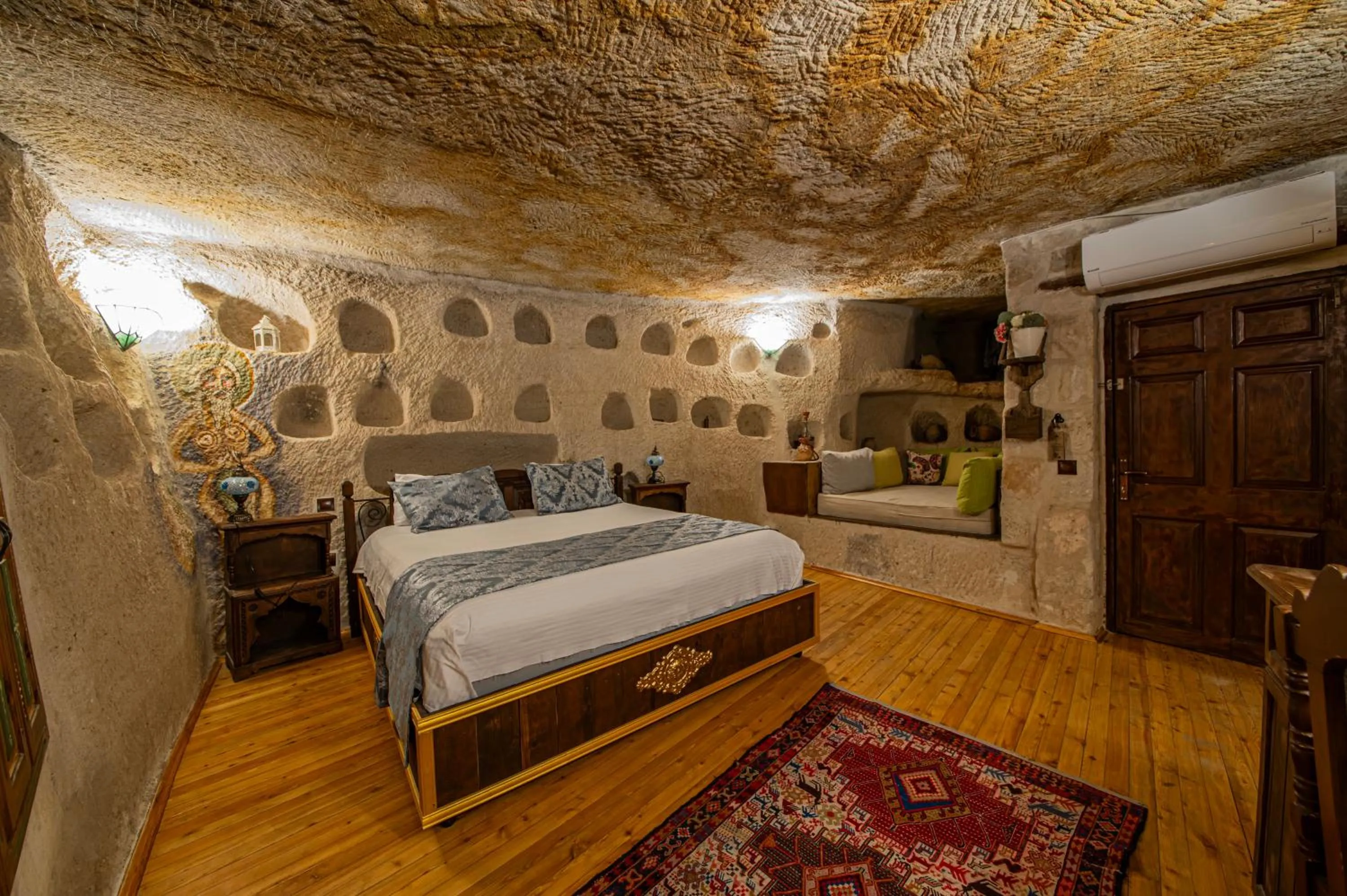 Photo of the whole room, Bed in Ascension Cave Suites - Special Class