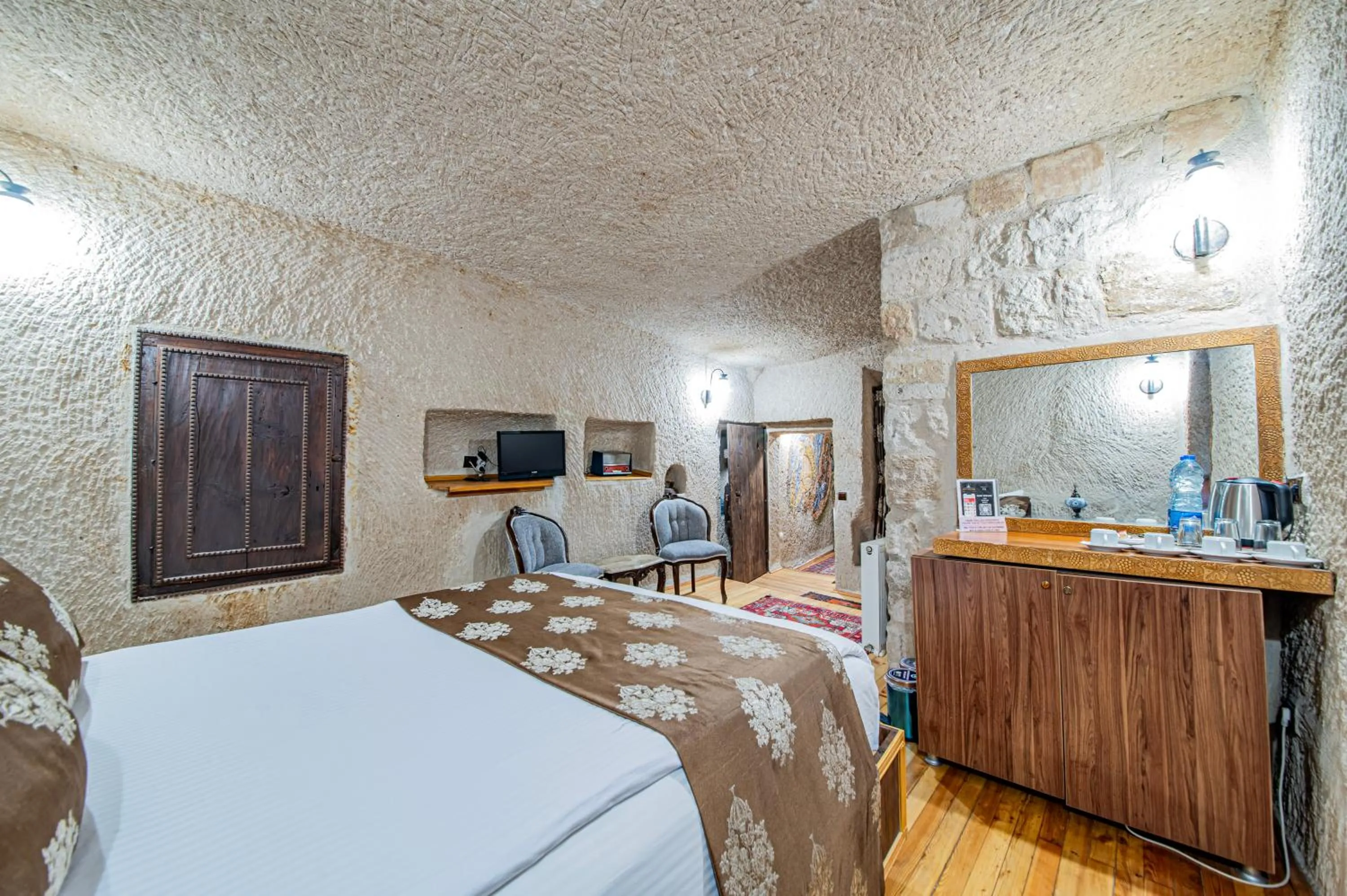 wardrobe, Bed in Ascension Cave Suites - Special Class