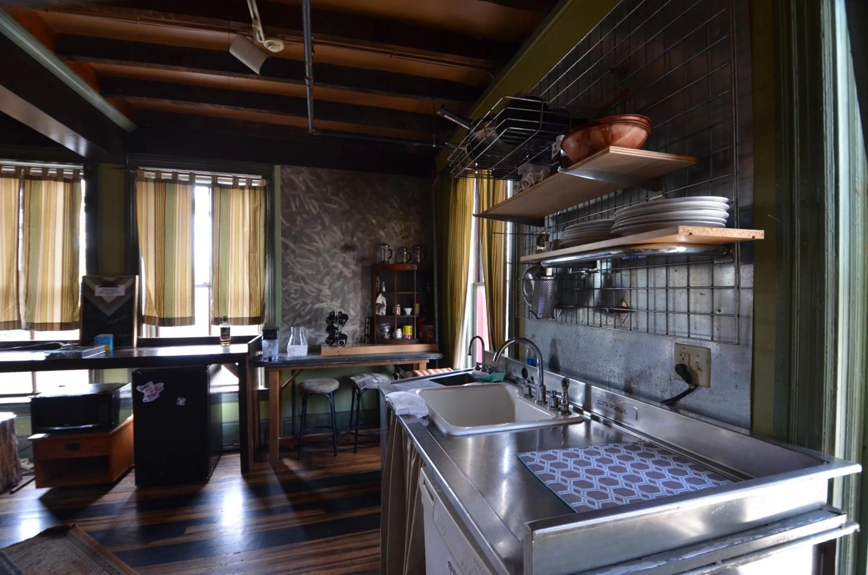 Kitchen or kitchenette in Michie Hostel