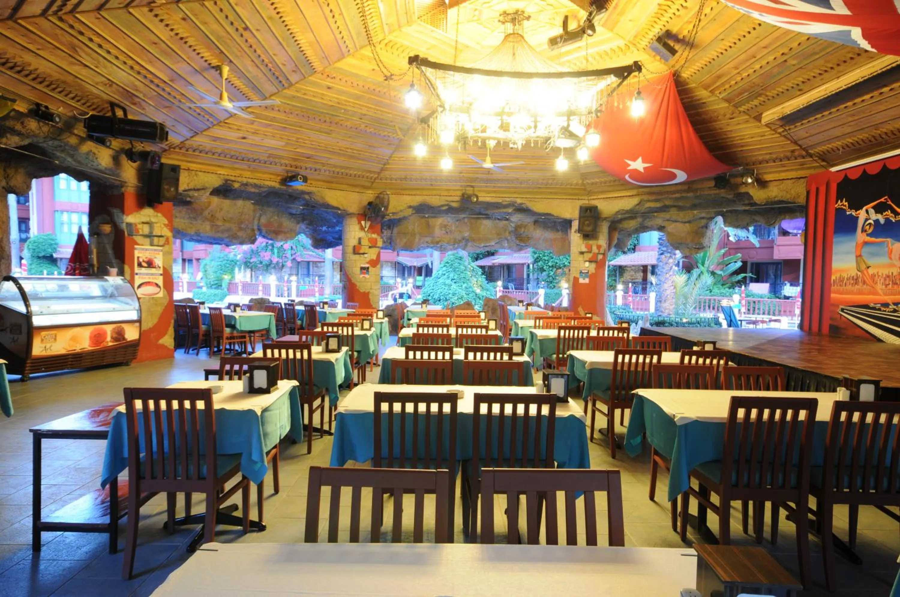 Restaurant/places to eat in Grand Aquarium