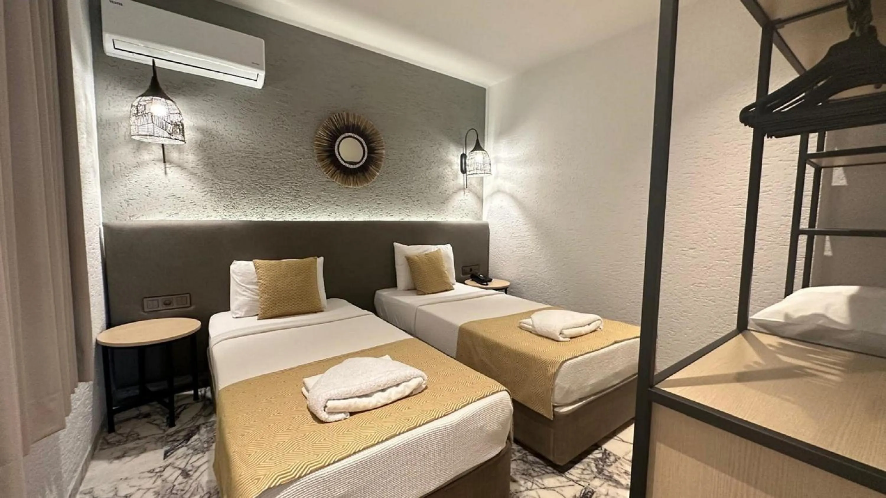 Bedroom, Bed in Grand Aquarium