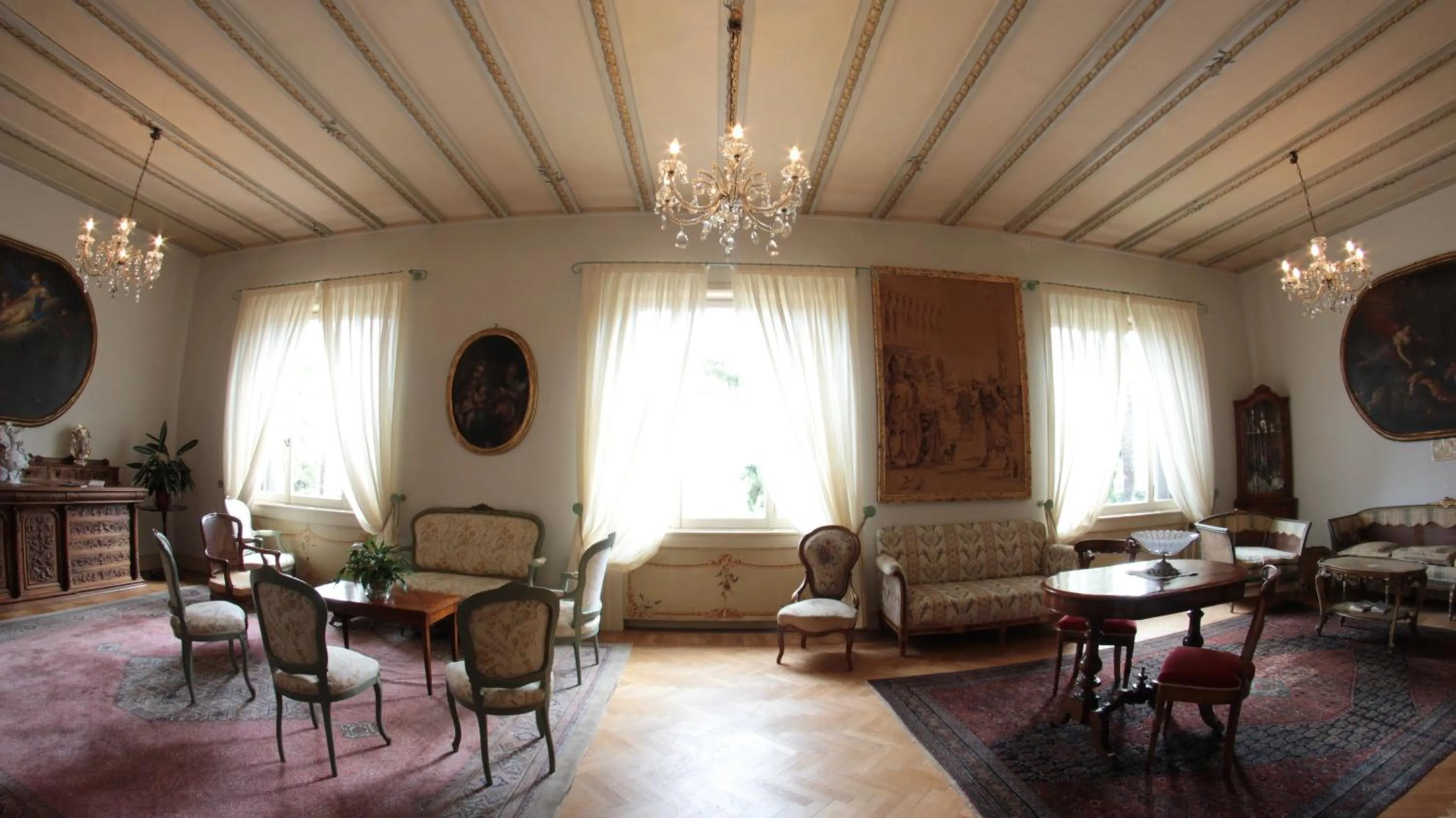 Communal lounge/ TV room in Hotel Villa Maria