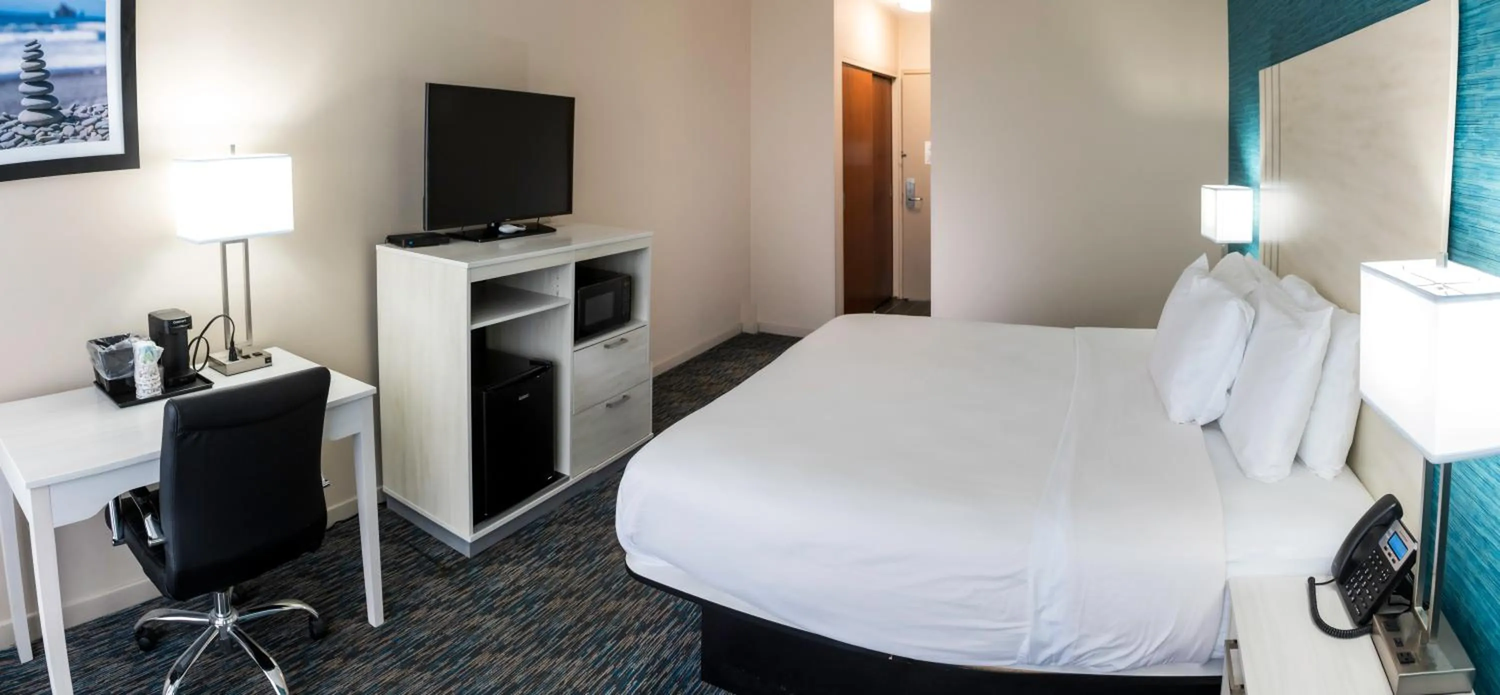 Bed in Illinois Beach Hotel