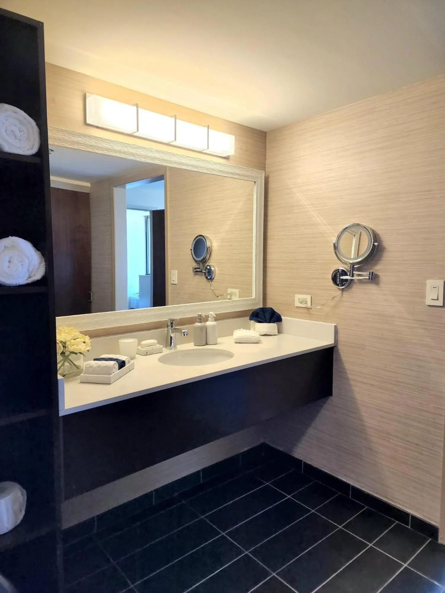 Illinois Beach Hotel