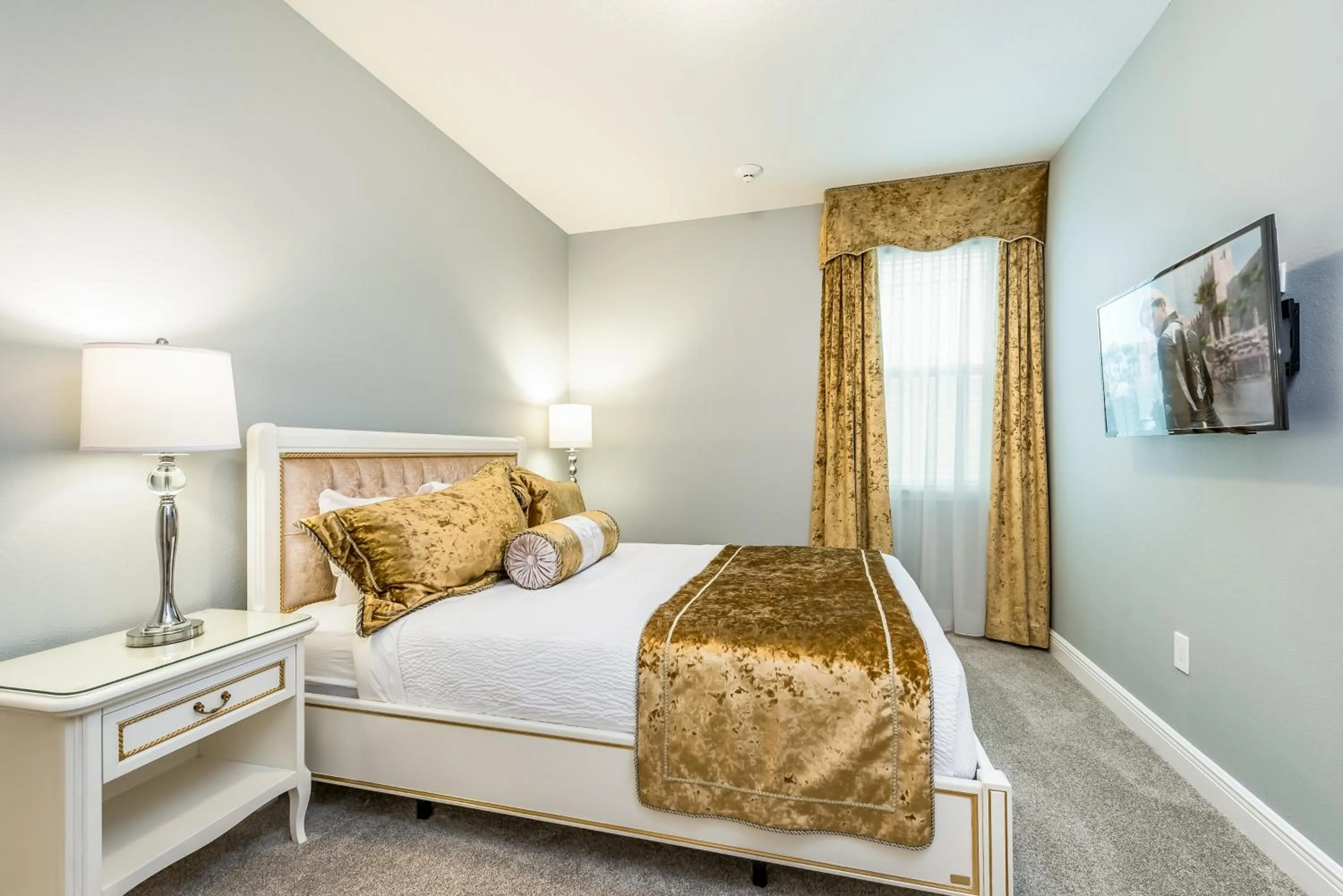 Bed in Encore Resort and Water Park at Reunion by Rentyl