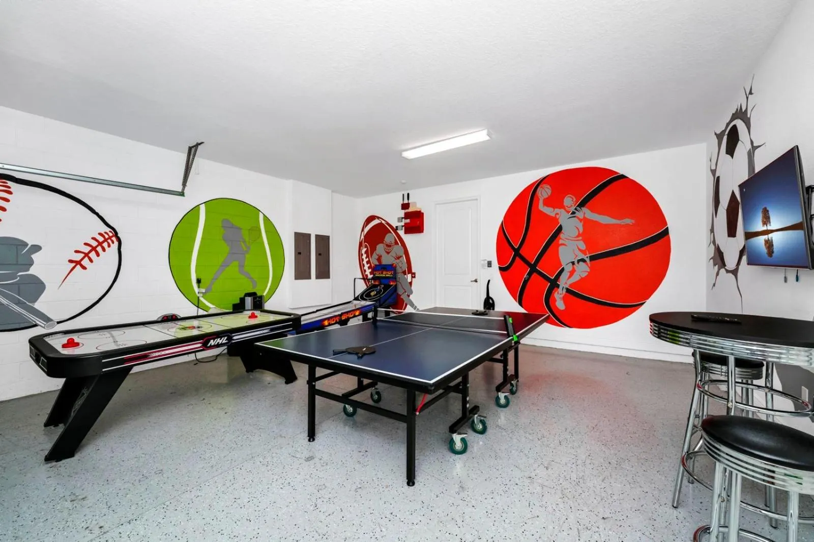 Communal lounge/ TV room in Encore Resort and Water Park at Reunion by Rentyl