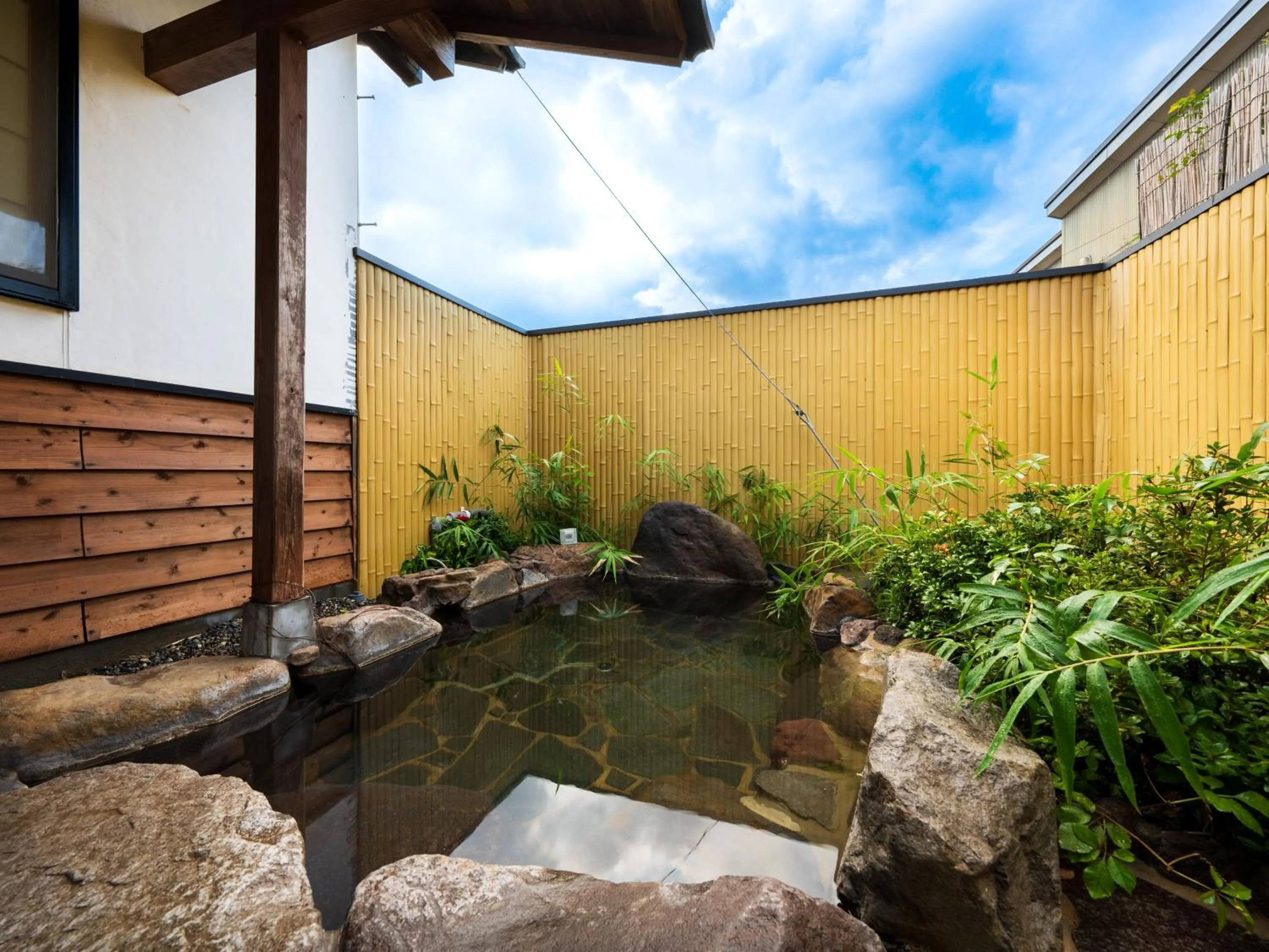 Open Air Bath in Yufuin Hanarenoyado Yukagetsu