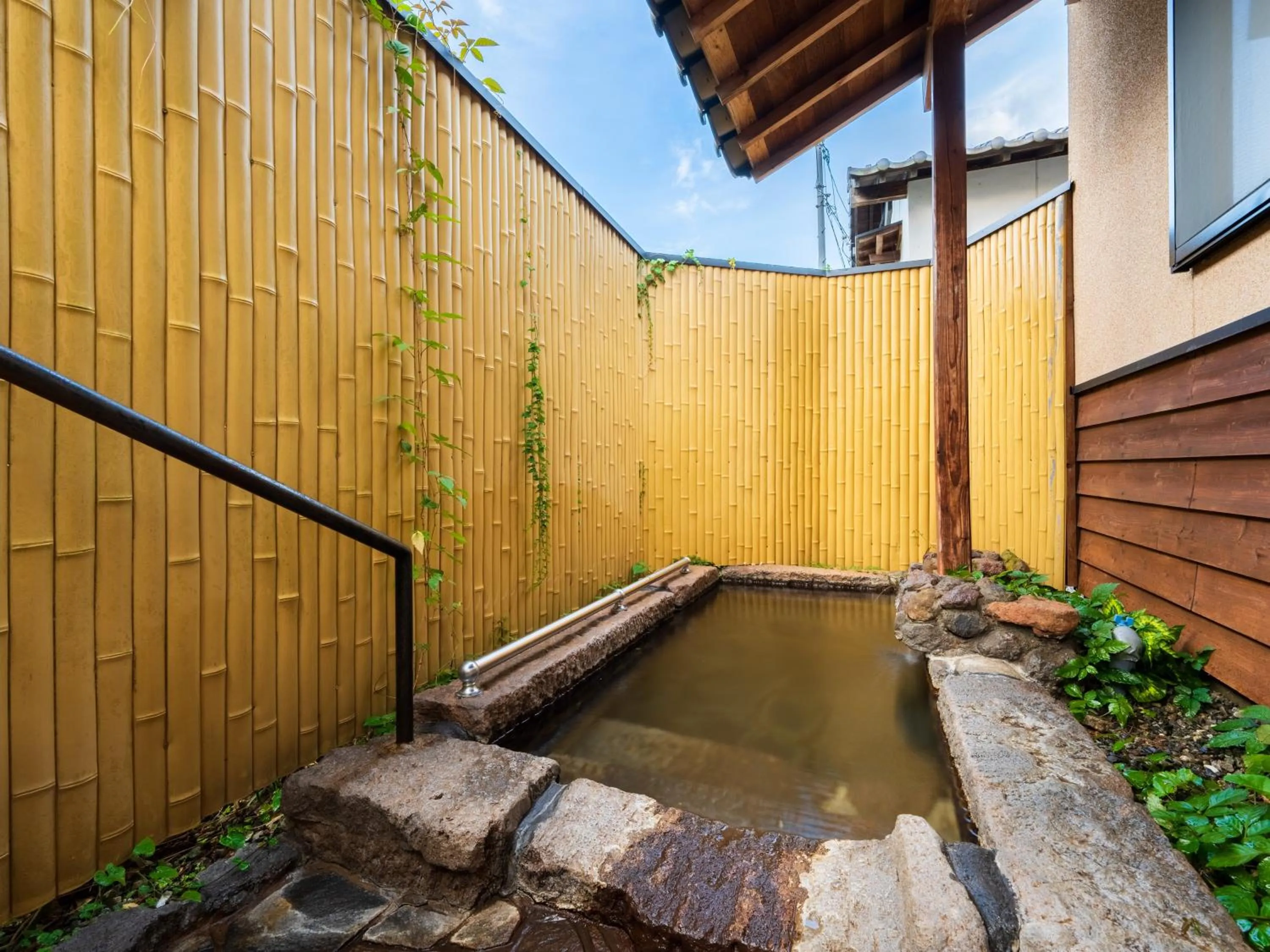 Hot Spring Bath in Yufuin Hanarenoyado Yukagetsu