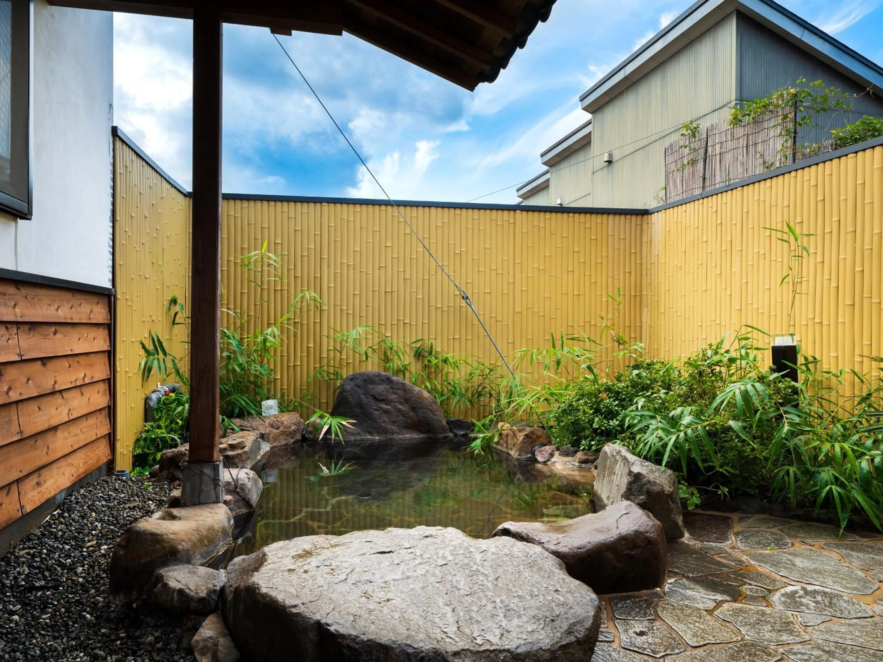 Open Air Bath in Yufuin Hanarenoyado Yukagetsu