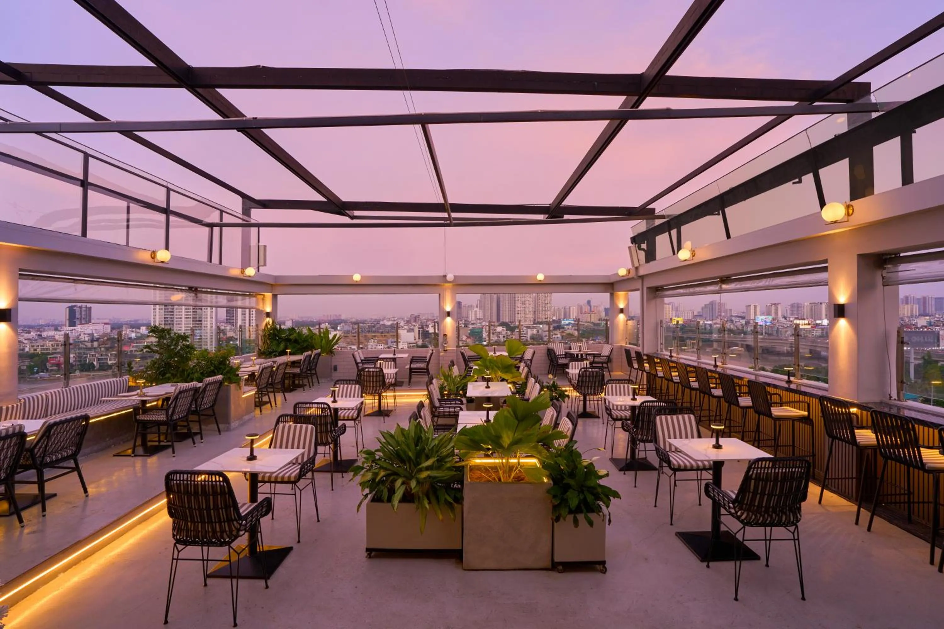 Restaurant/places to eat in Oakwood Hotel & Apartments Saigon