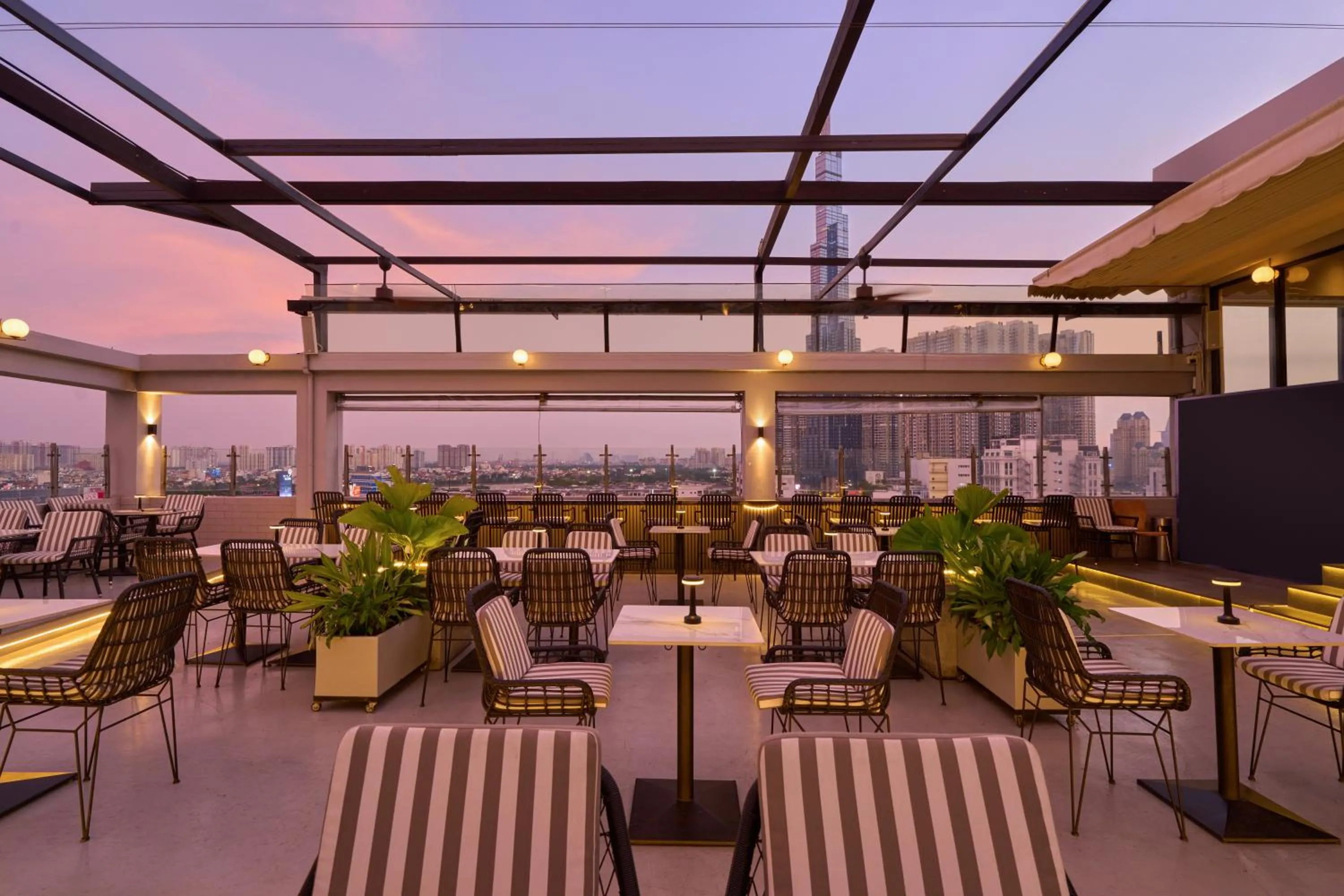 Restaurant/places to eat in Oakwood Hotel & Apartments Saigon