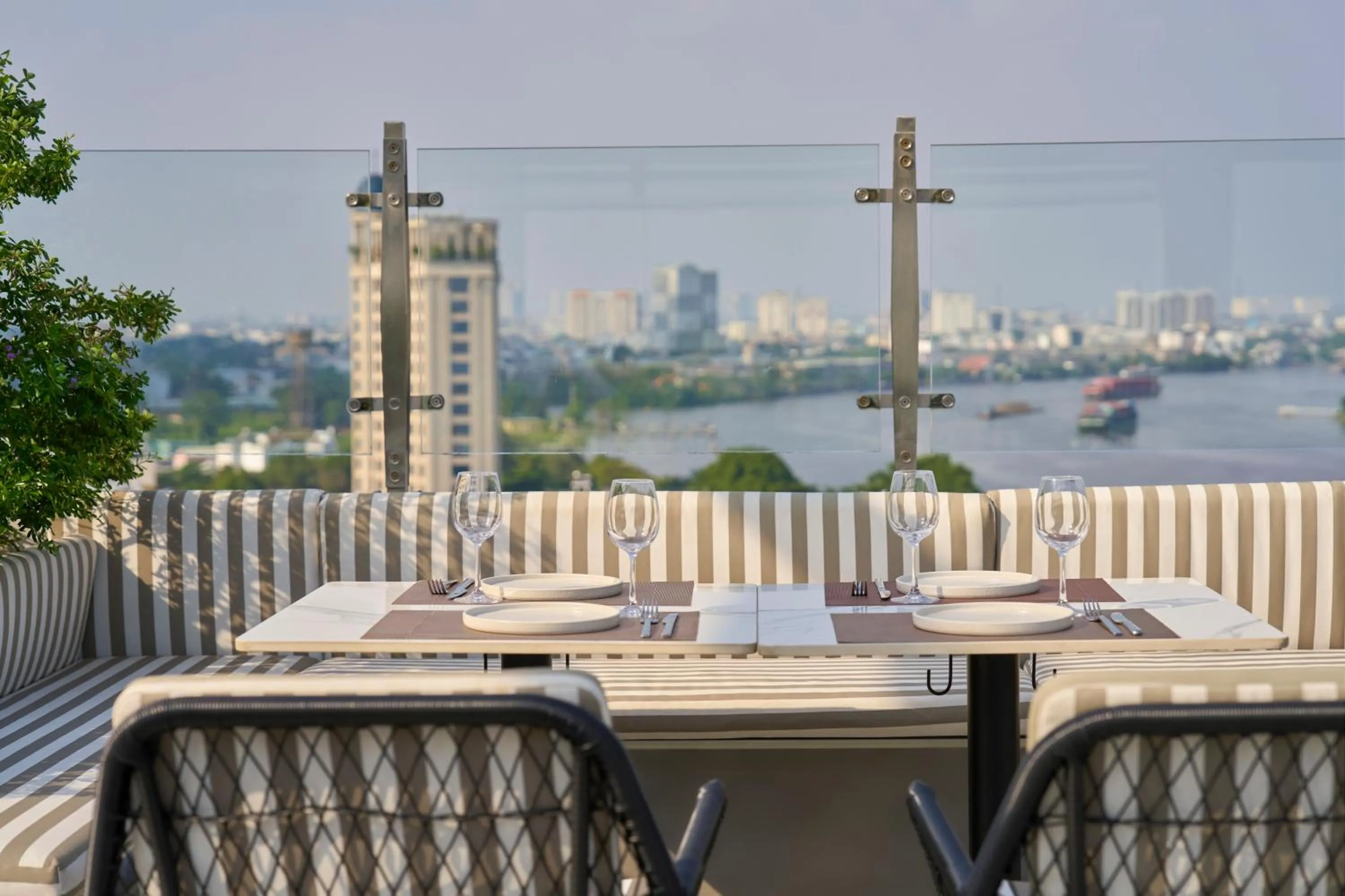 Restaurant/places to eat in Oakwood Hotel & Apartments Saigon