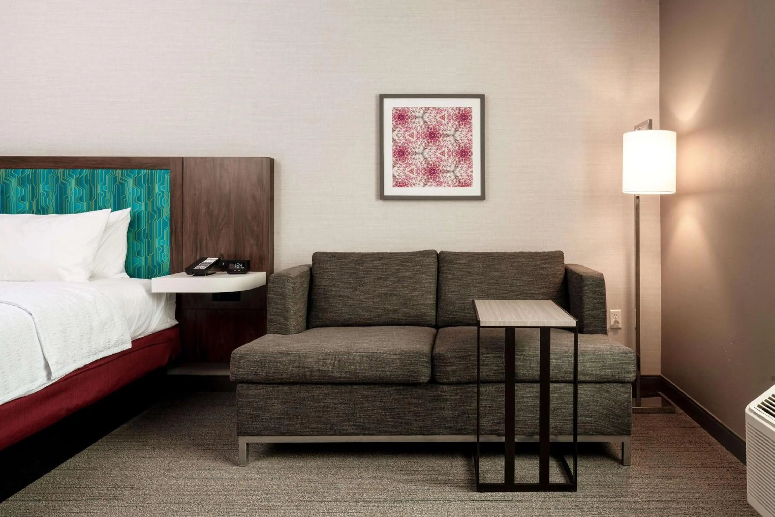 Living room, Bed in Hampton Inn Needles