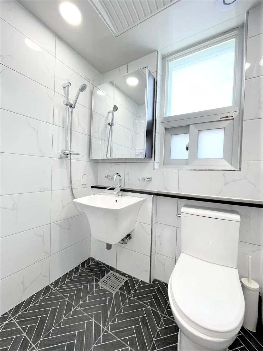 Toilet in W Premium Guesthouse Incheon airport