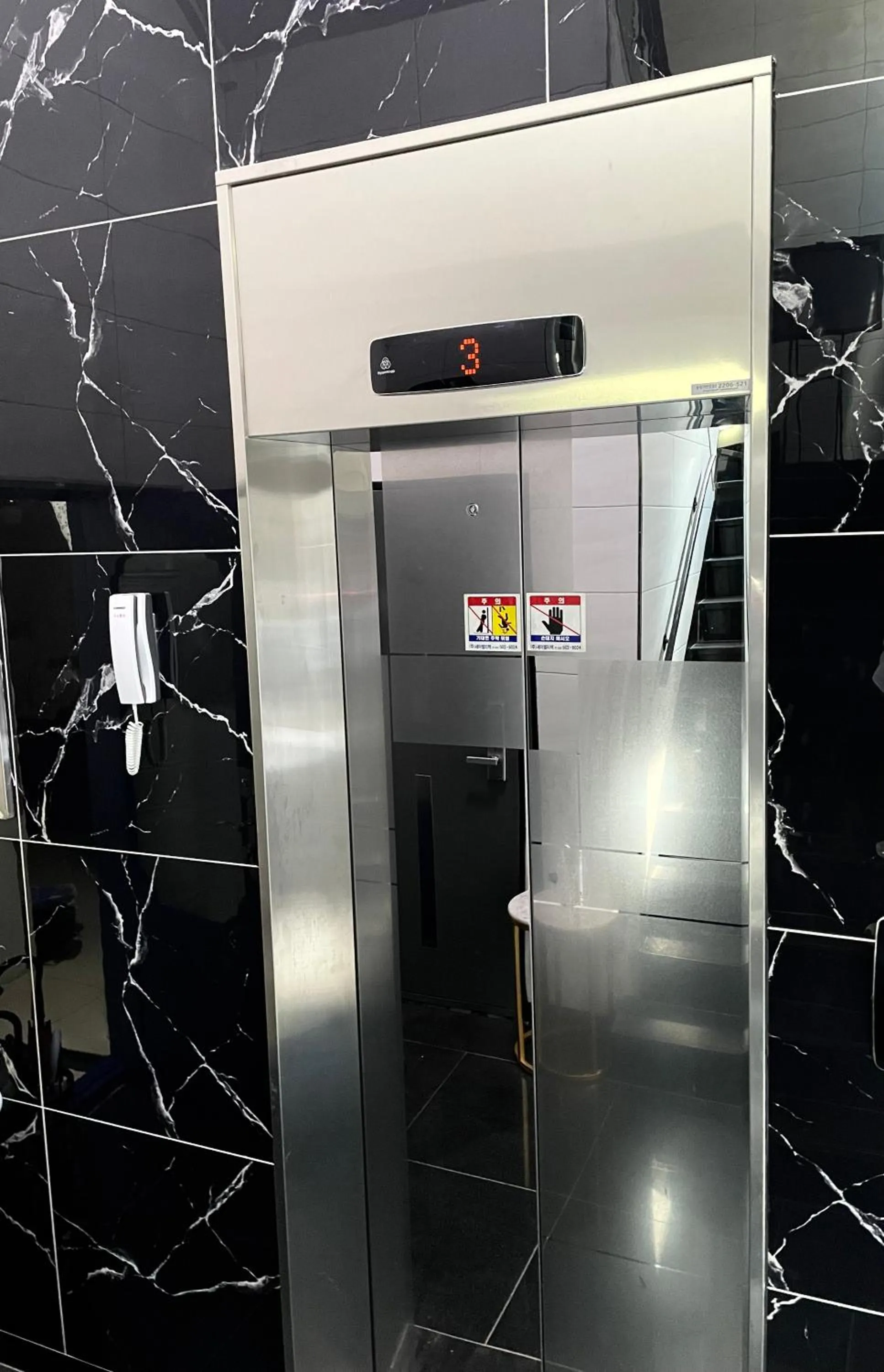 elevator in W Premium Guesthouse Incheon airport