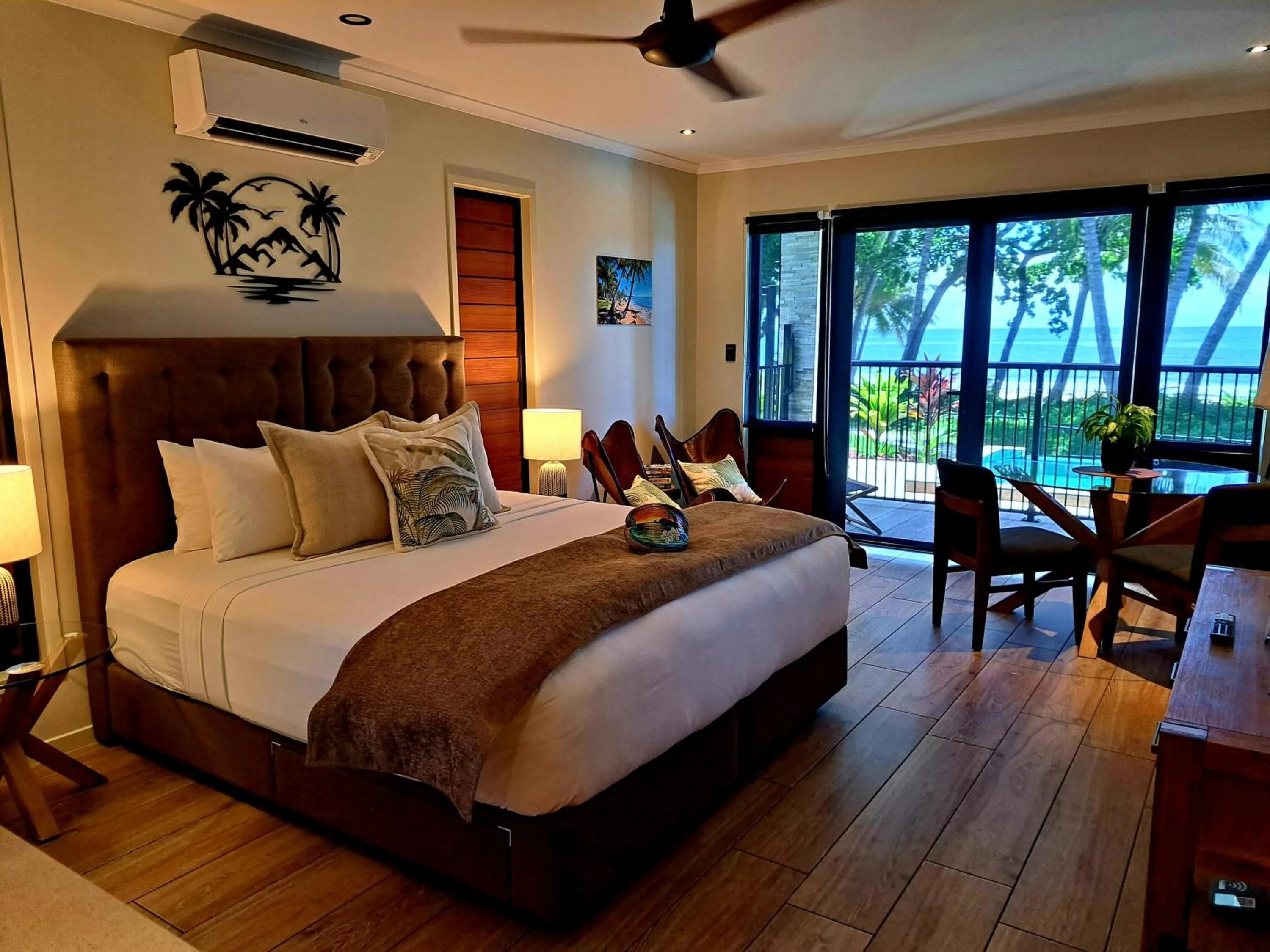 Sea view, Bed in Seadreams Mission Beach