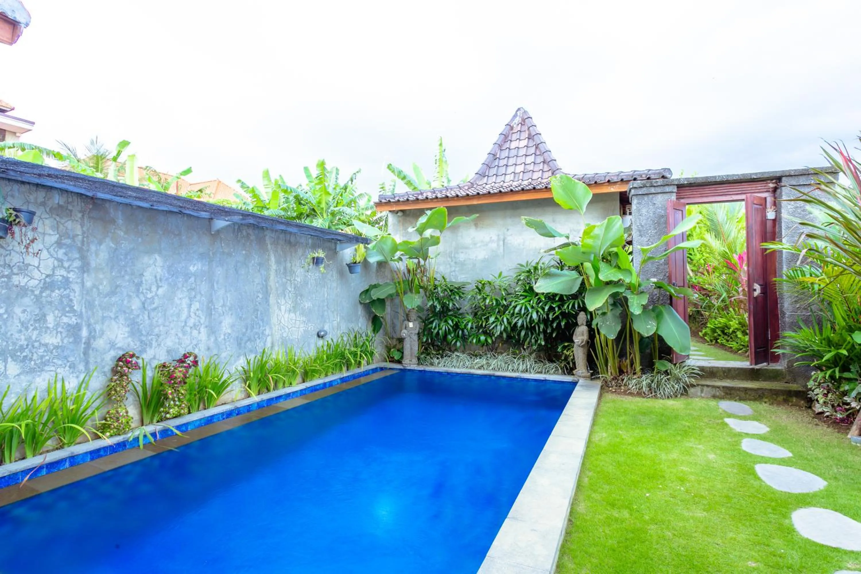 Swimming pool in Kubu D'Carik Villa & Bungalow by ecommerceloka