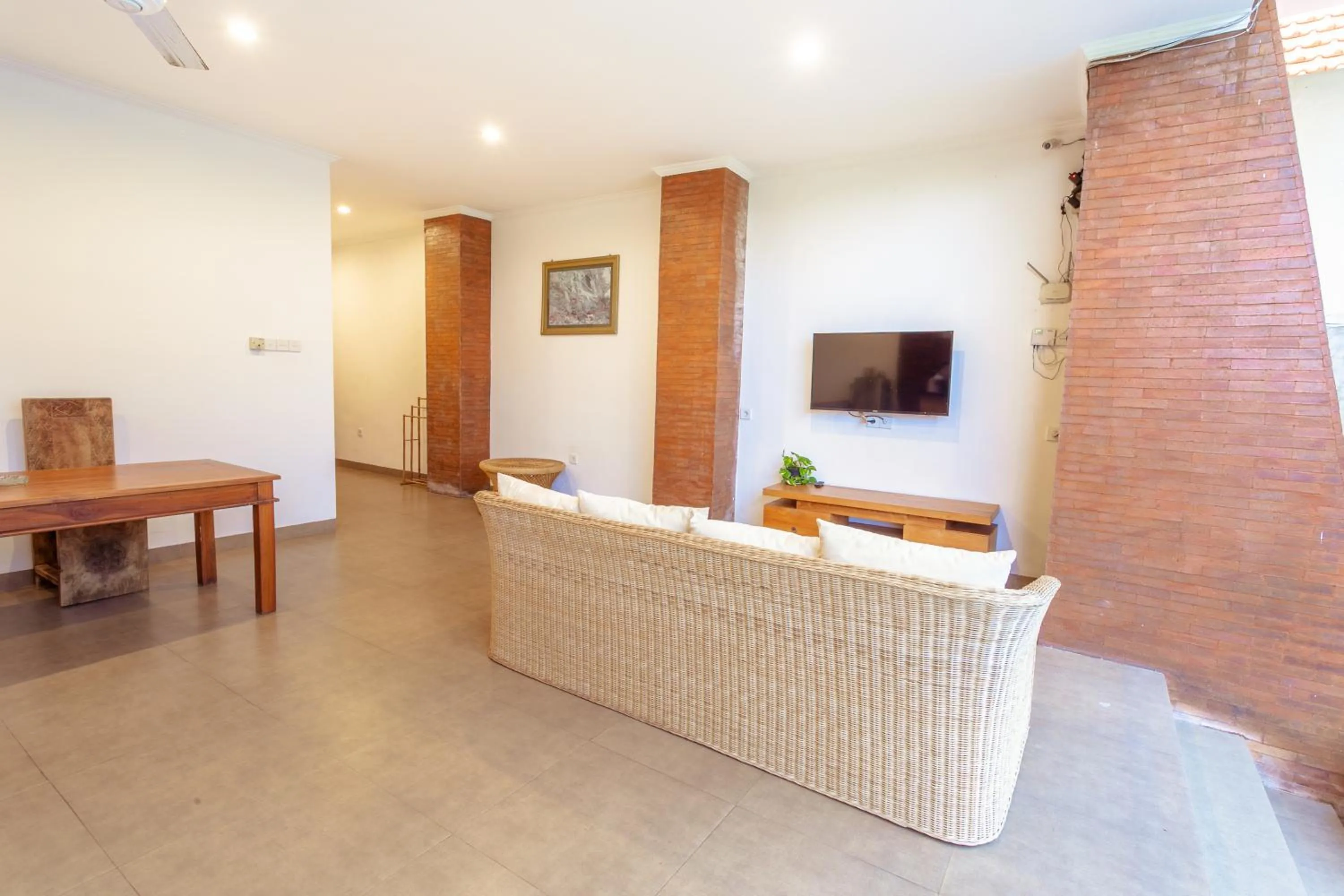 Communal lounge/ TV room in Kubu D'Carik Villa & Bungalow by ecommerceloka