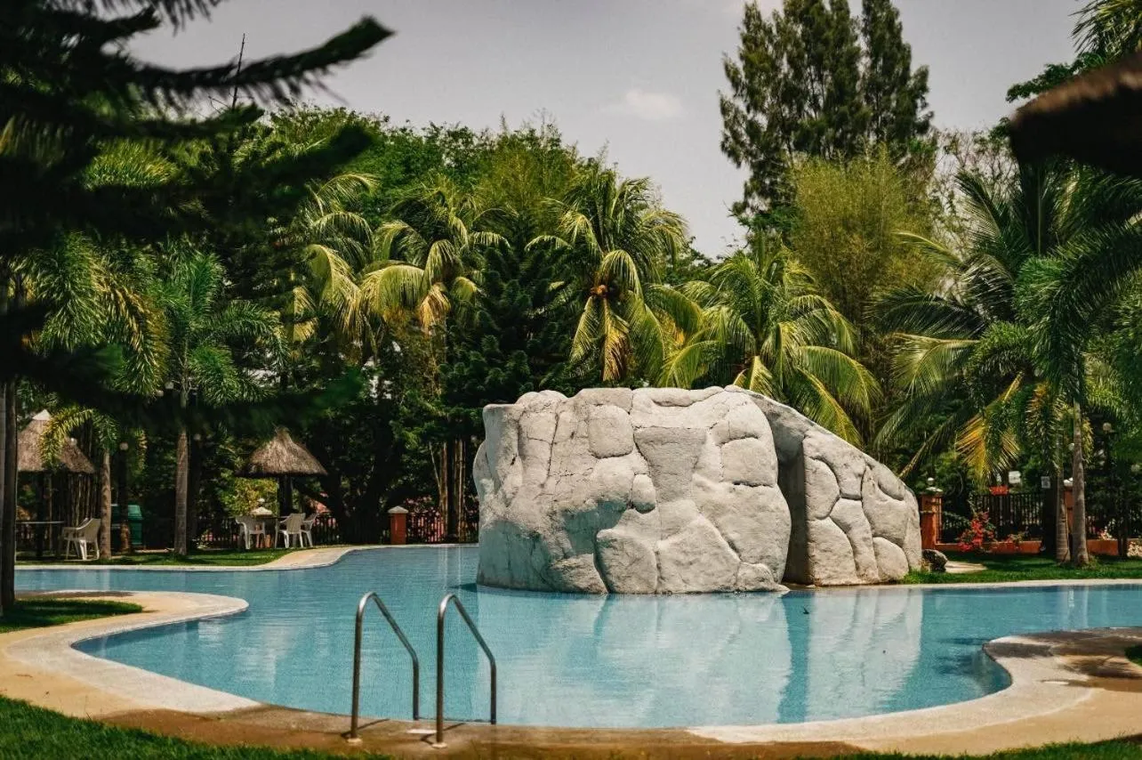 Swimming pool in Emerald Manor Hotel