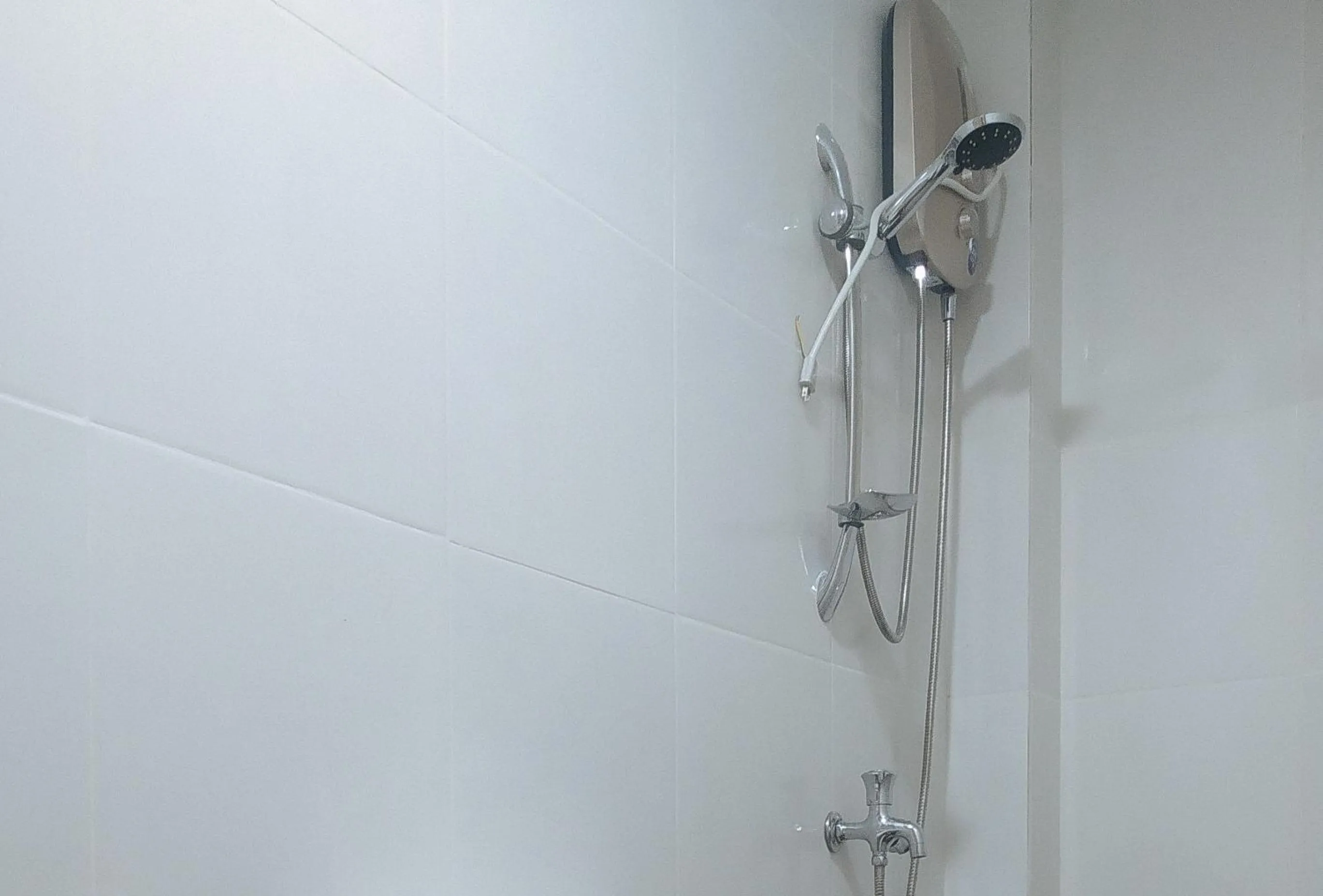 Shower in RedDoorz @ Southern Suites Guimaras