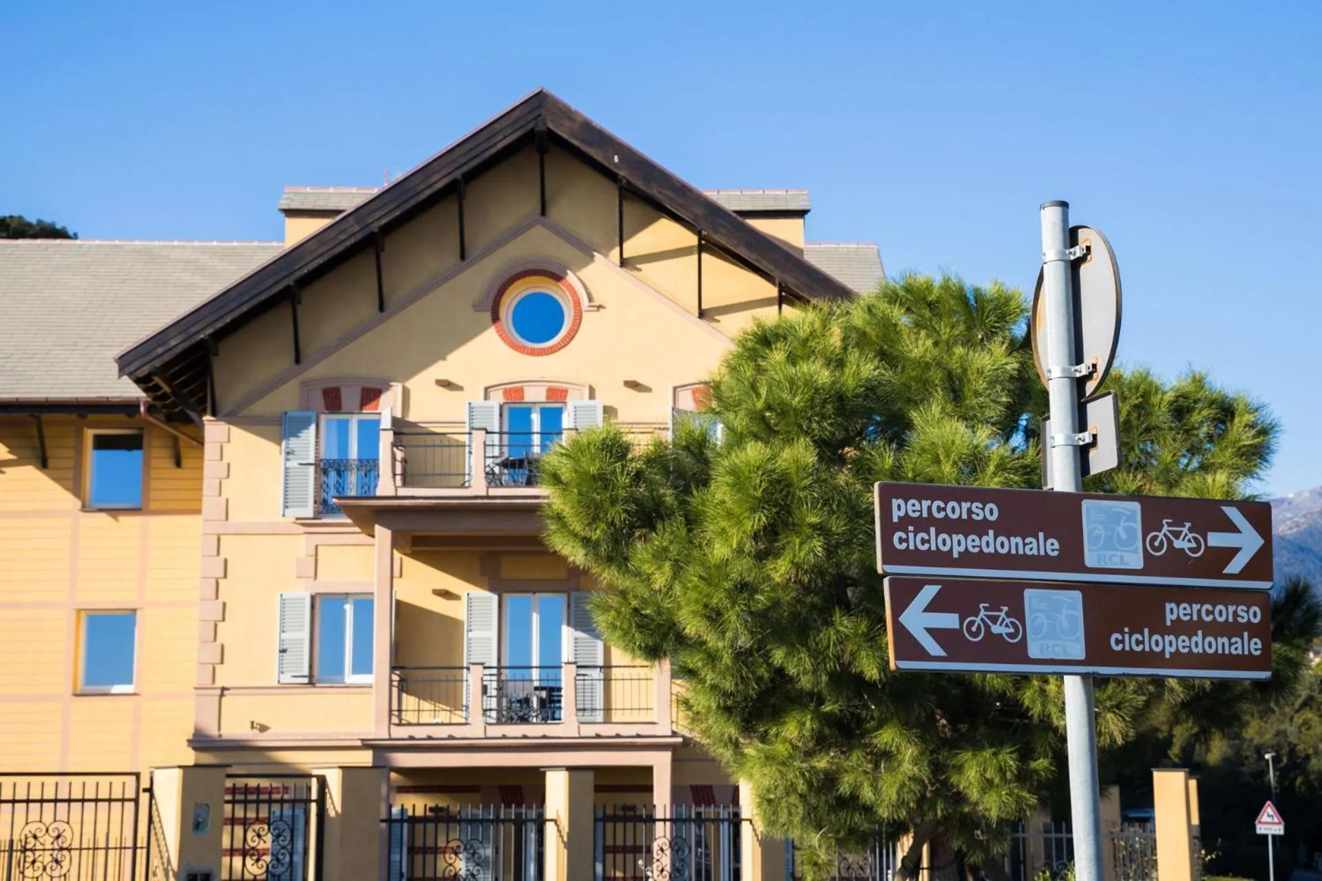 Property building in Residence Via Di Francia