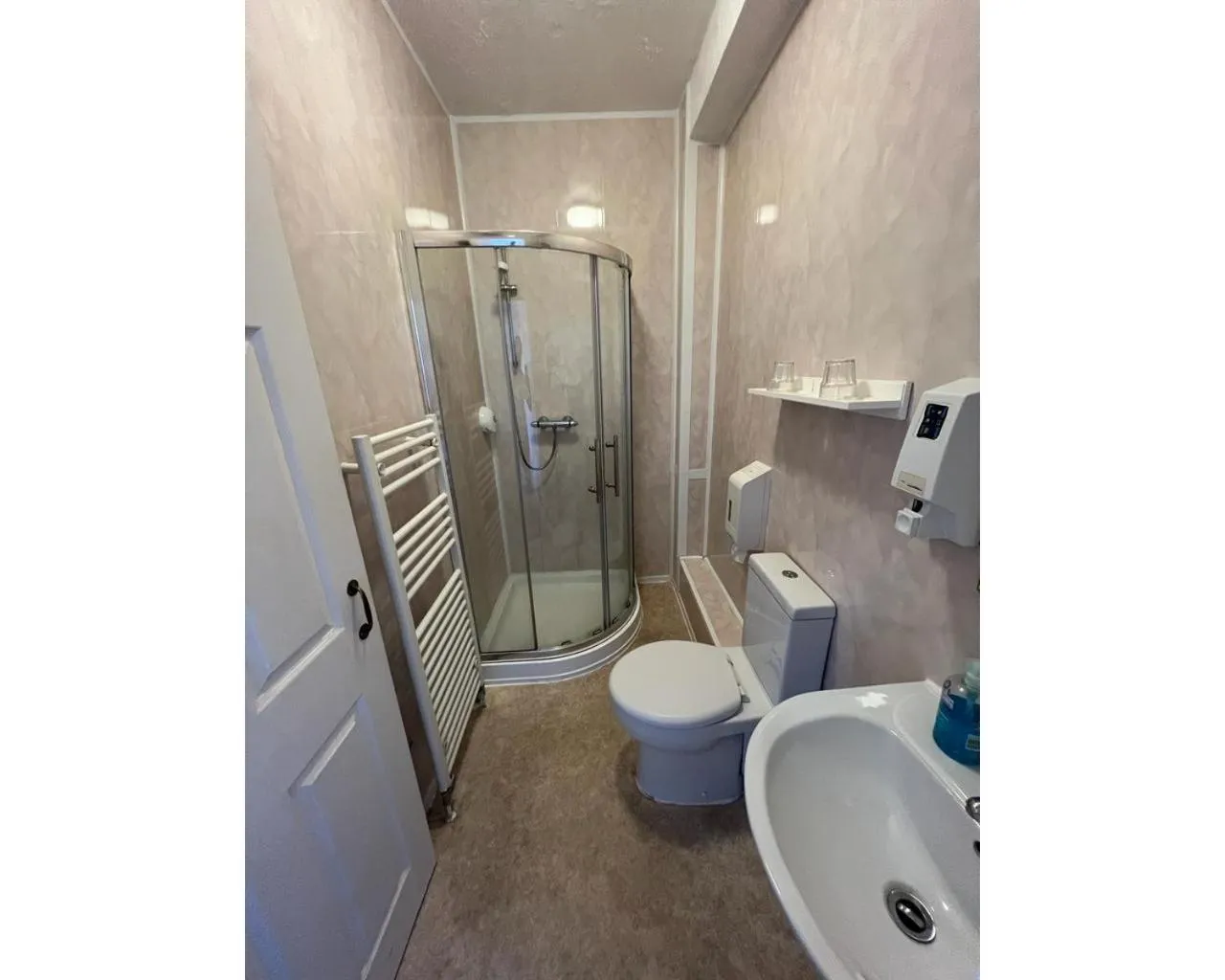 Bathroom in Bonair Hotel