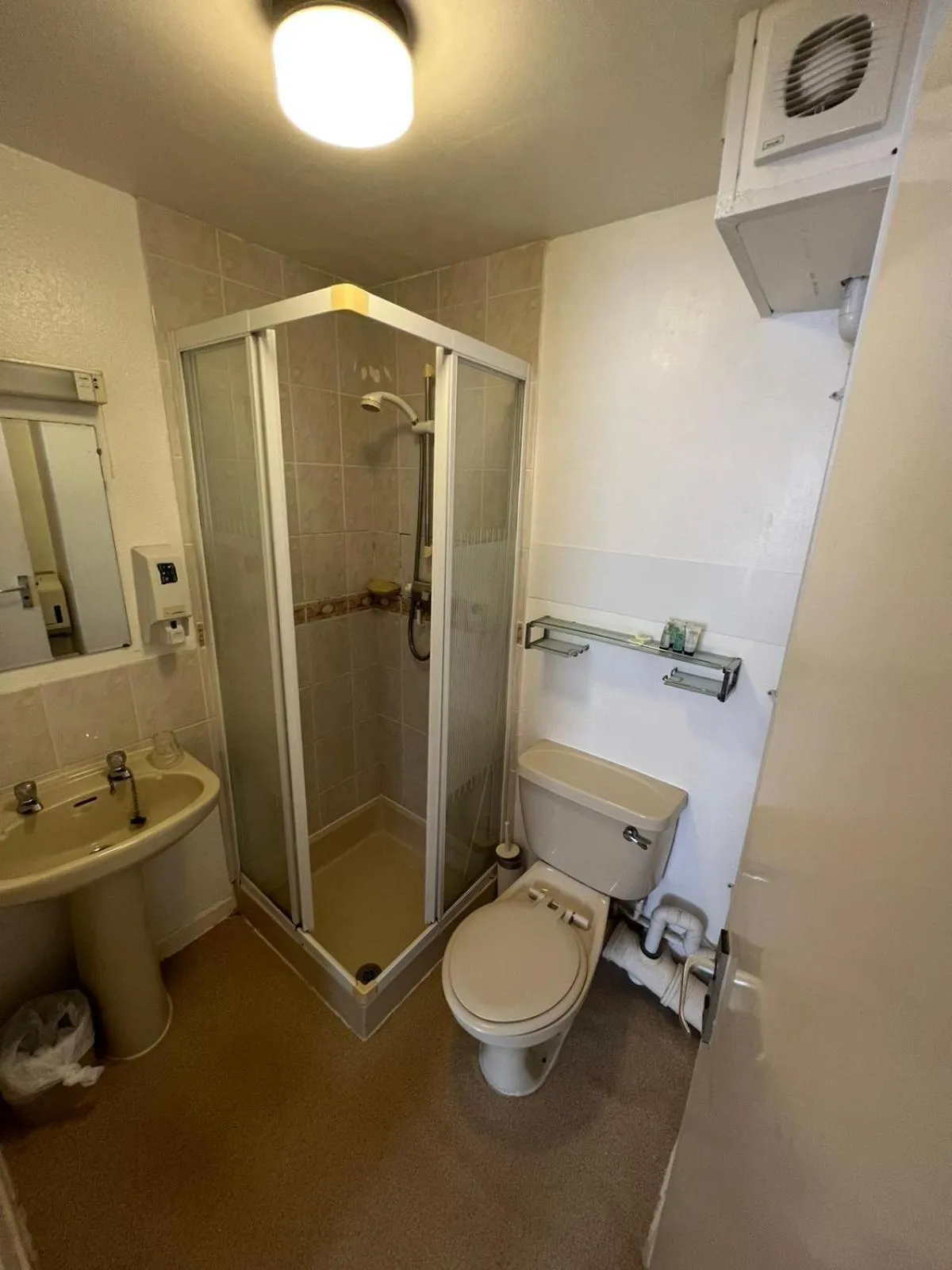 Bathroom in Bonair Hotel