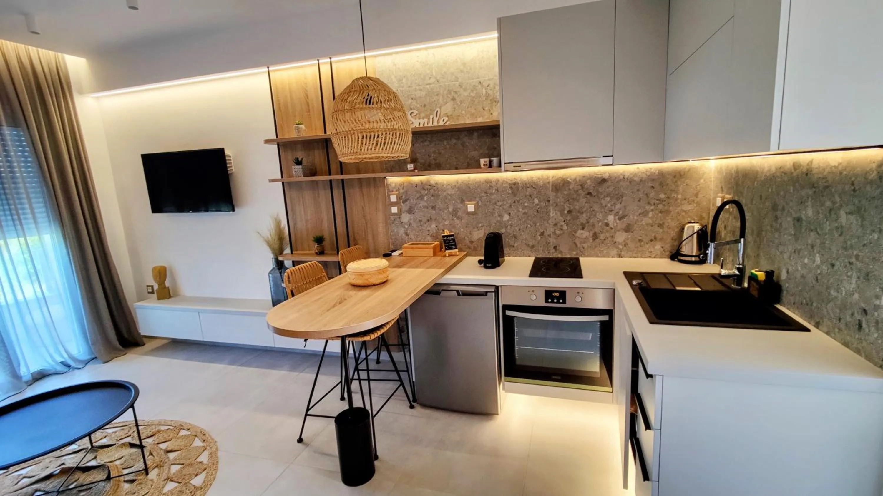 TV and multimedia in Aelia Apartments