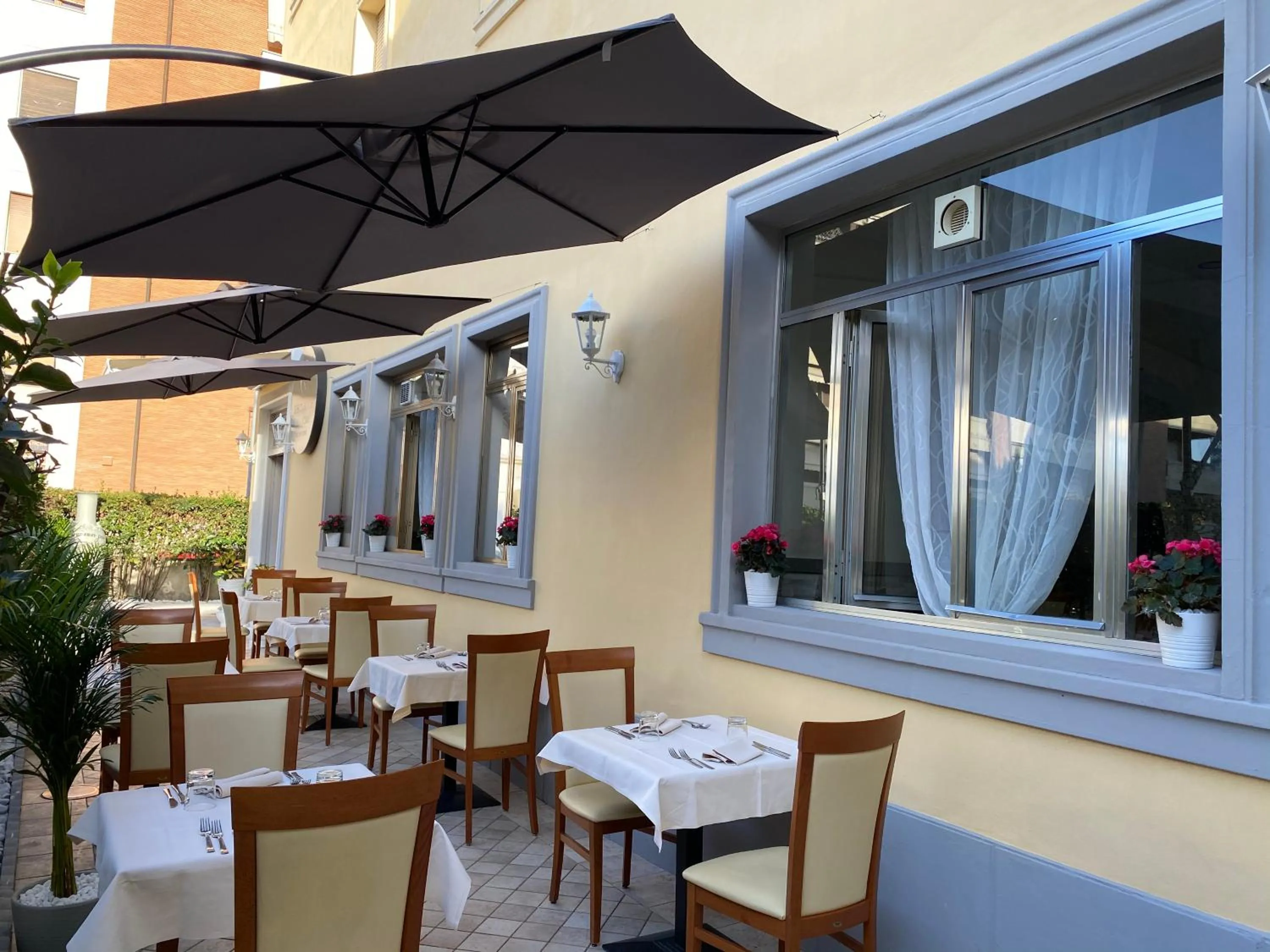 Restaurant/places to eat in Hotel La Pace