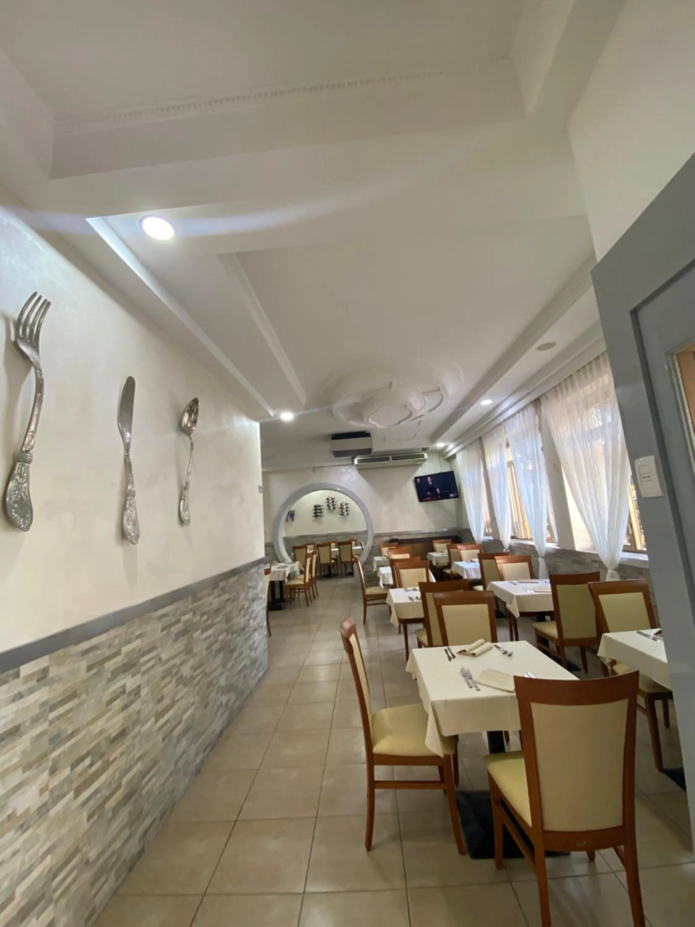 Restaurant/places to eat in Hotel La Pace