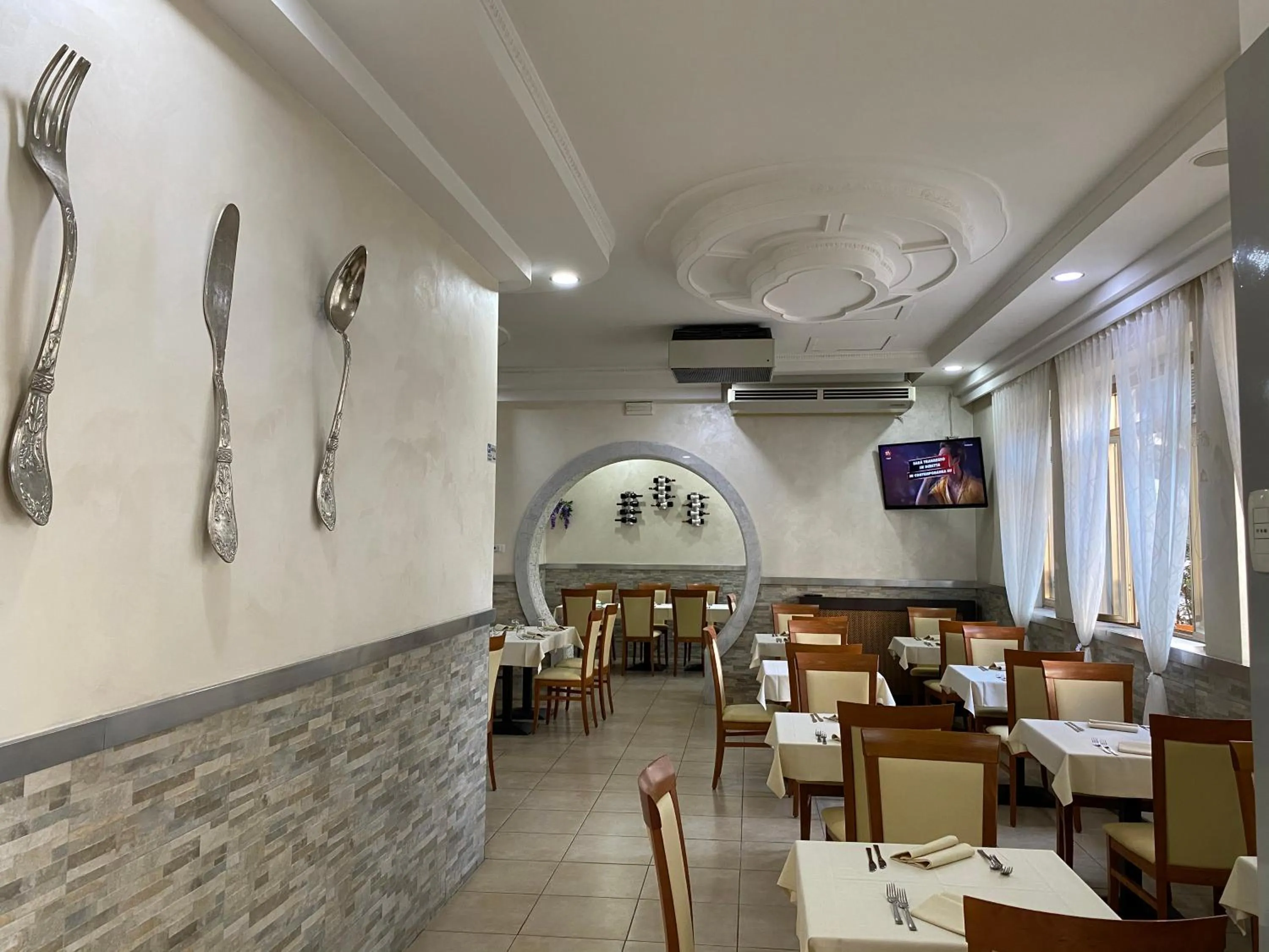 Restaurant/places to eat in Hotel La Pace